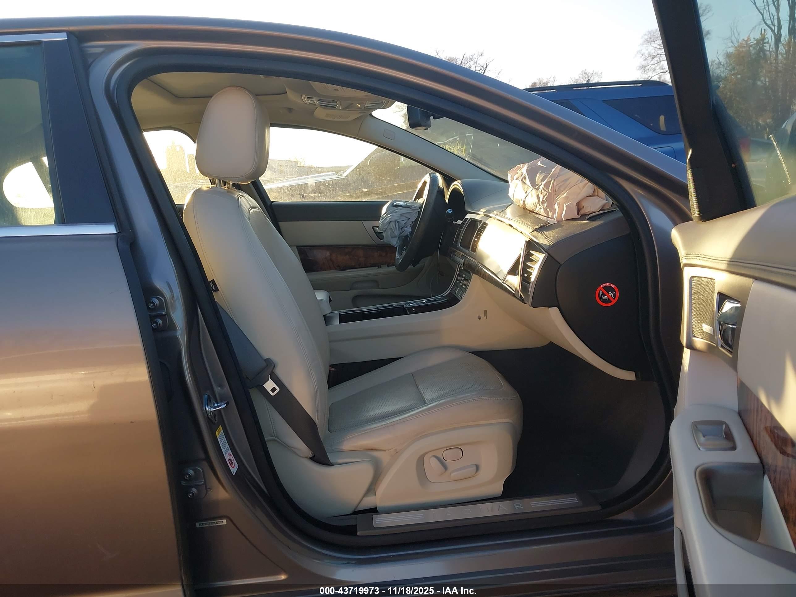 JAGUAR XF image 5