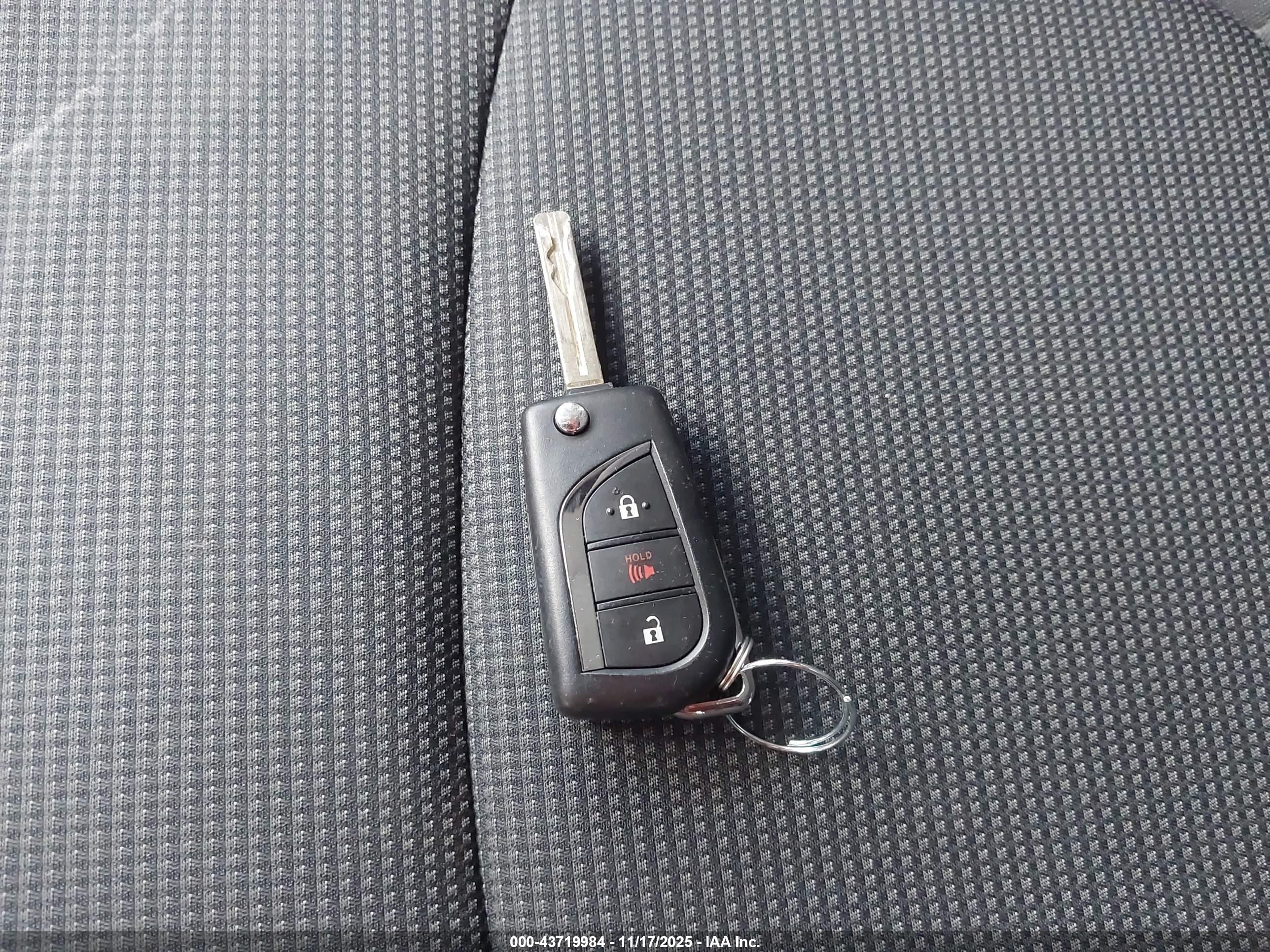 TOYOTA RAV4 image 11