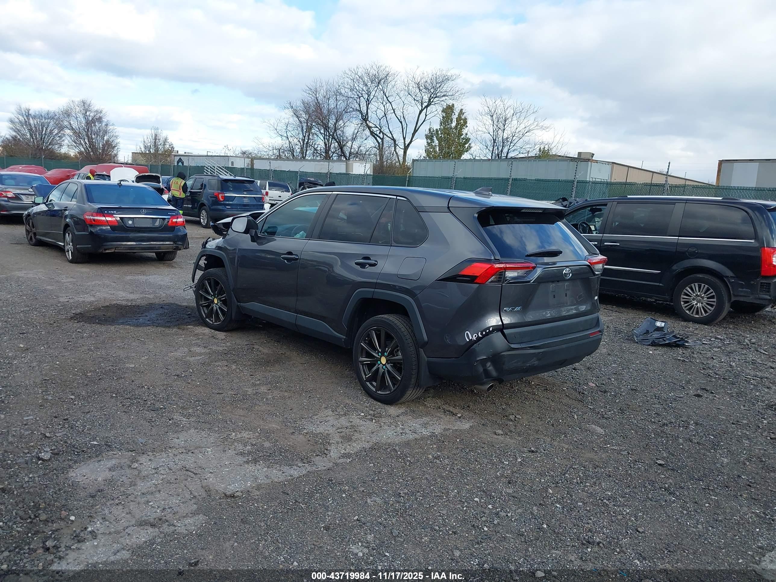 TOYOTA RAV4 image 3