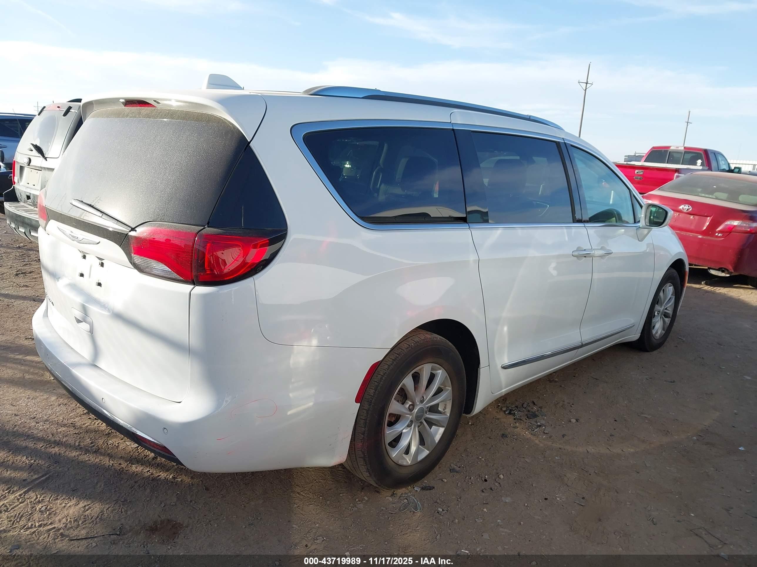 CHRYSLER PACIFICA image 4