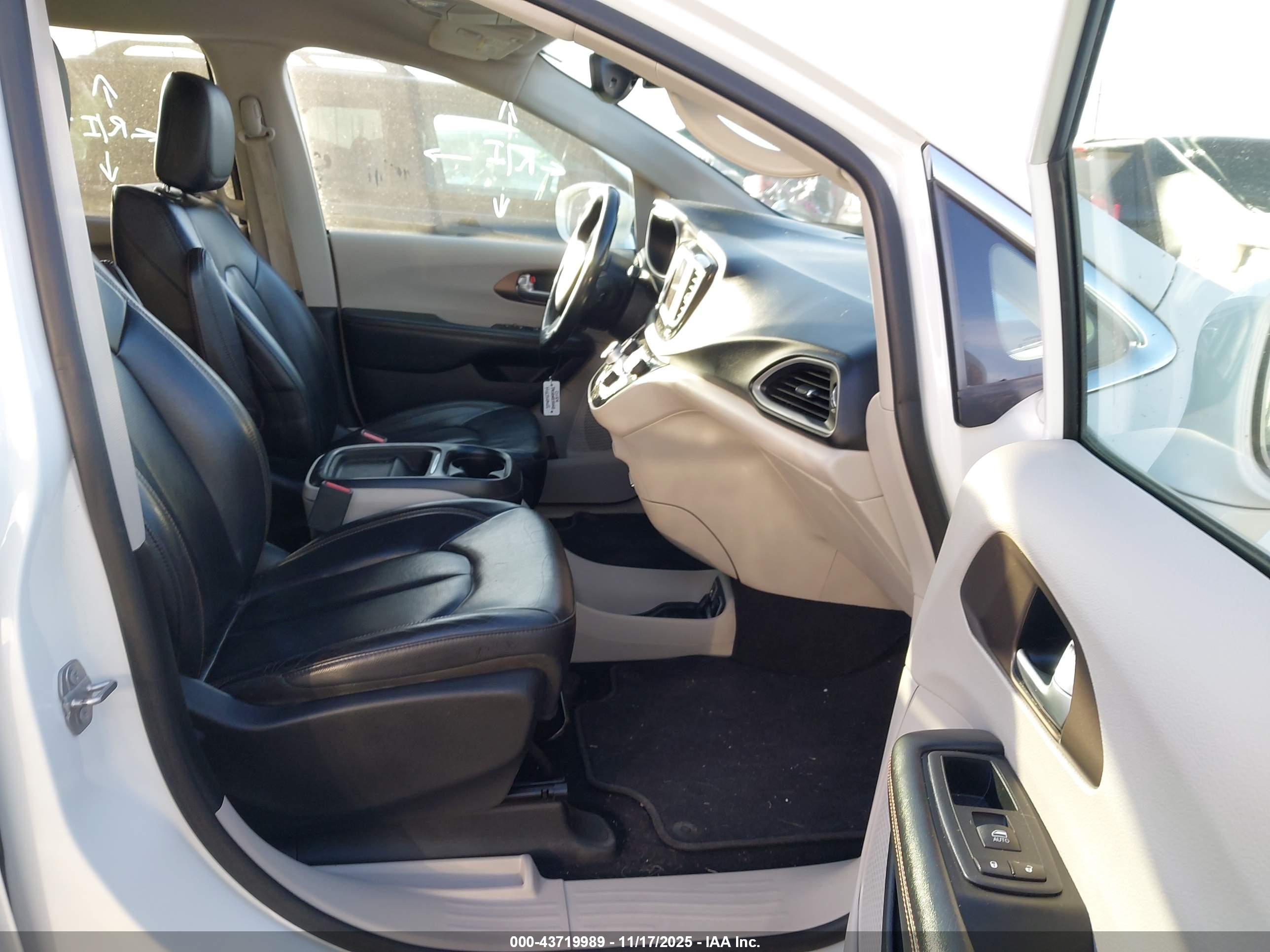 CHRYSLER PACIFICA image 5