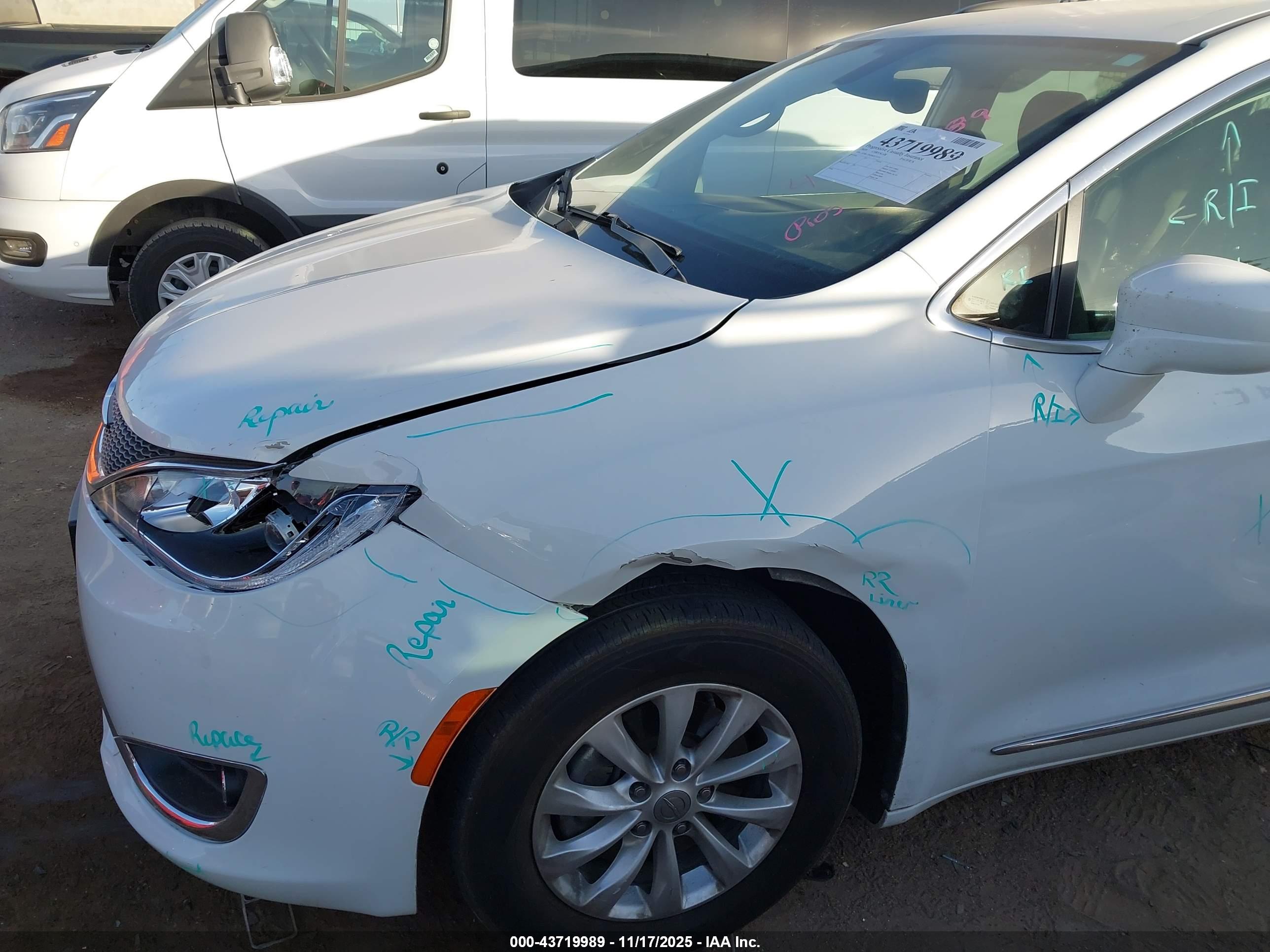 CHRYSLER PACIFICA image 6