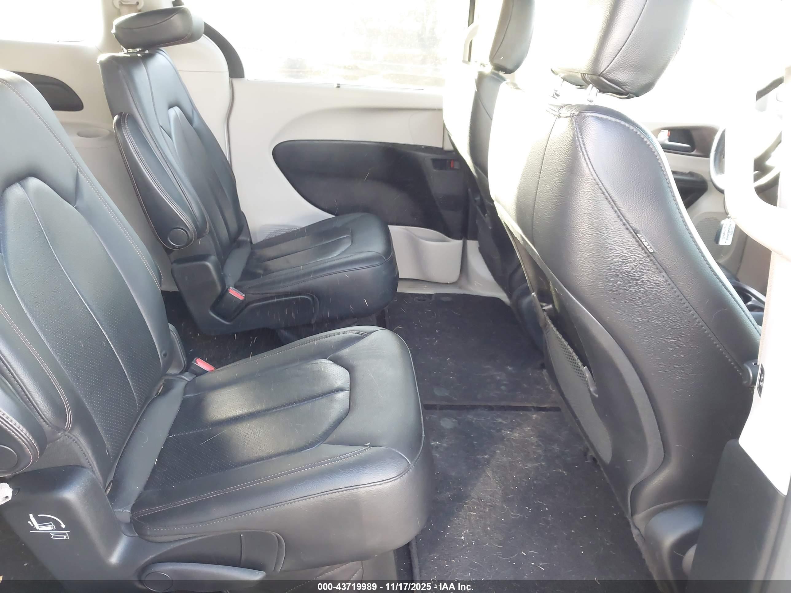 CHRYSLER PACIFICA image 8