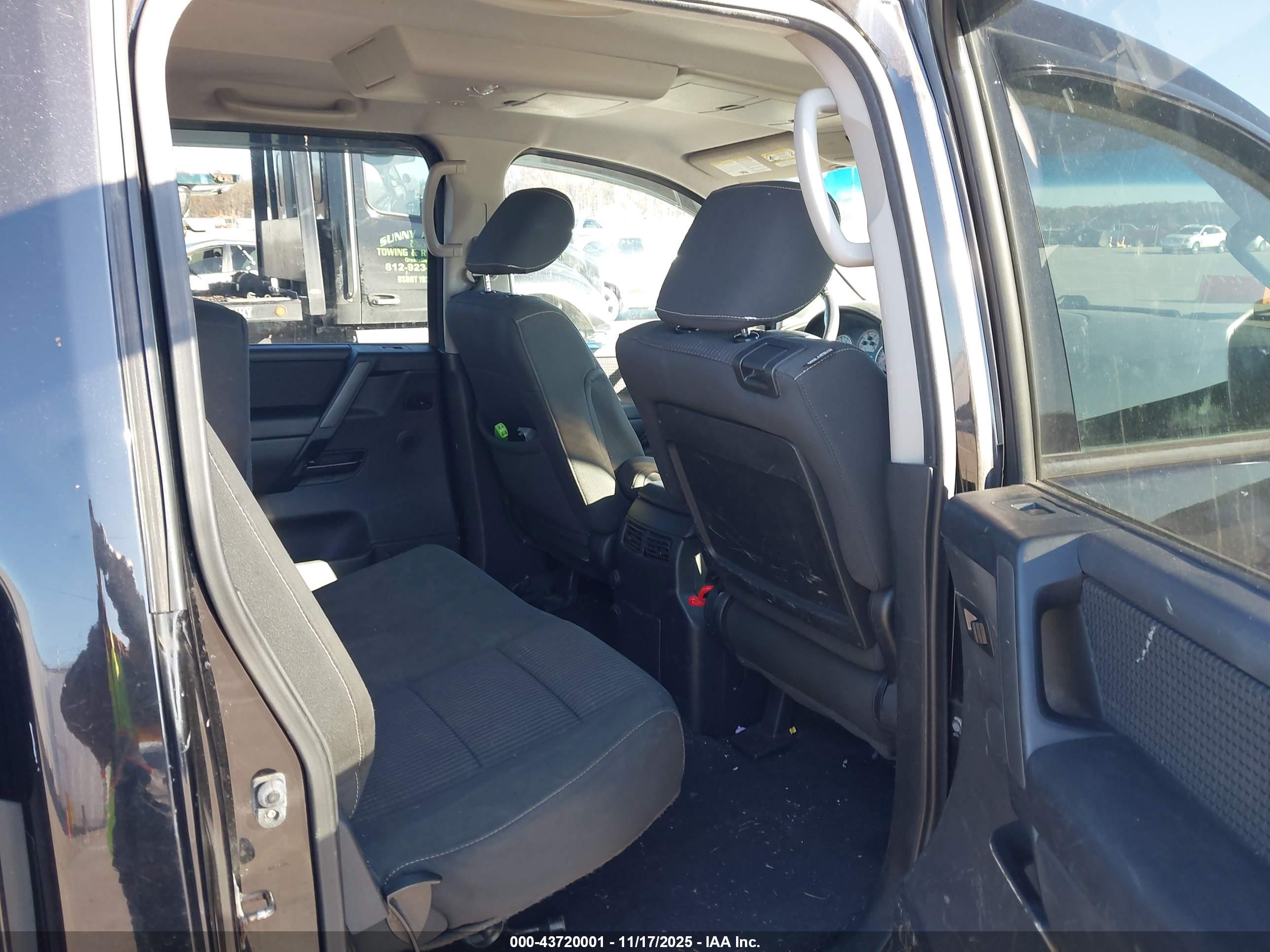 NISSAN TITAN image 8