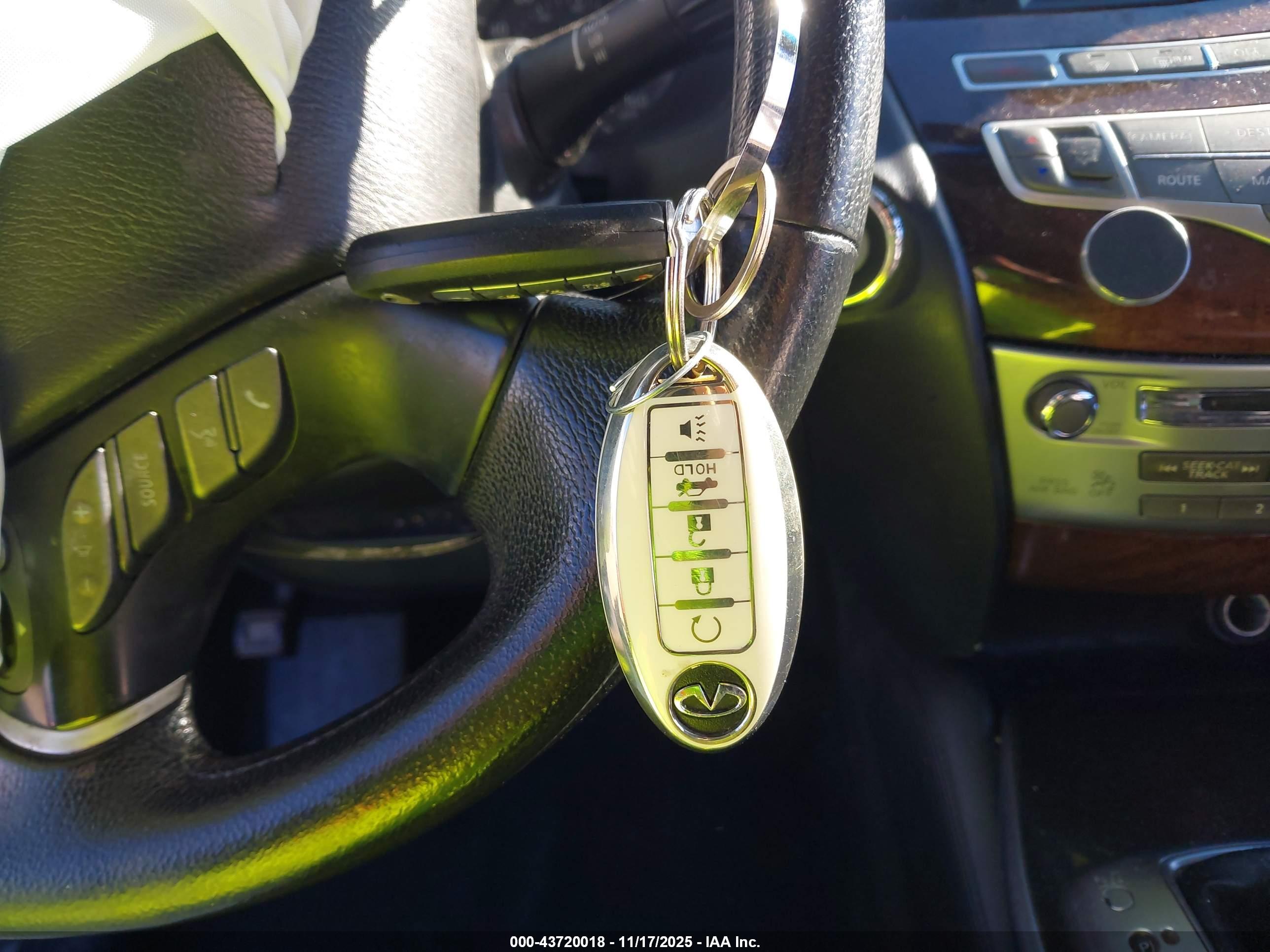 INFINITI JX35 image 11