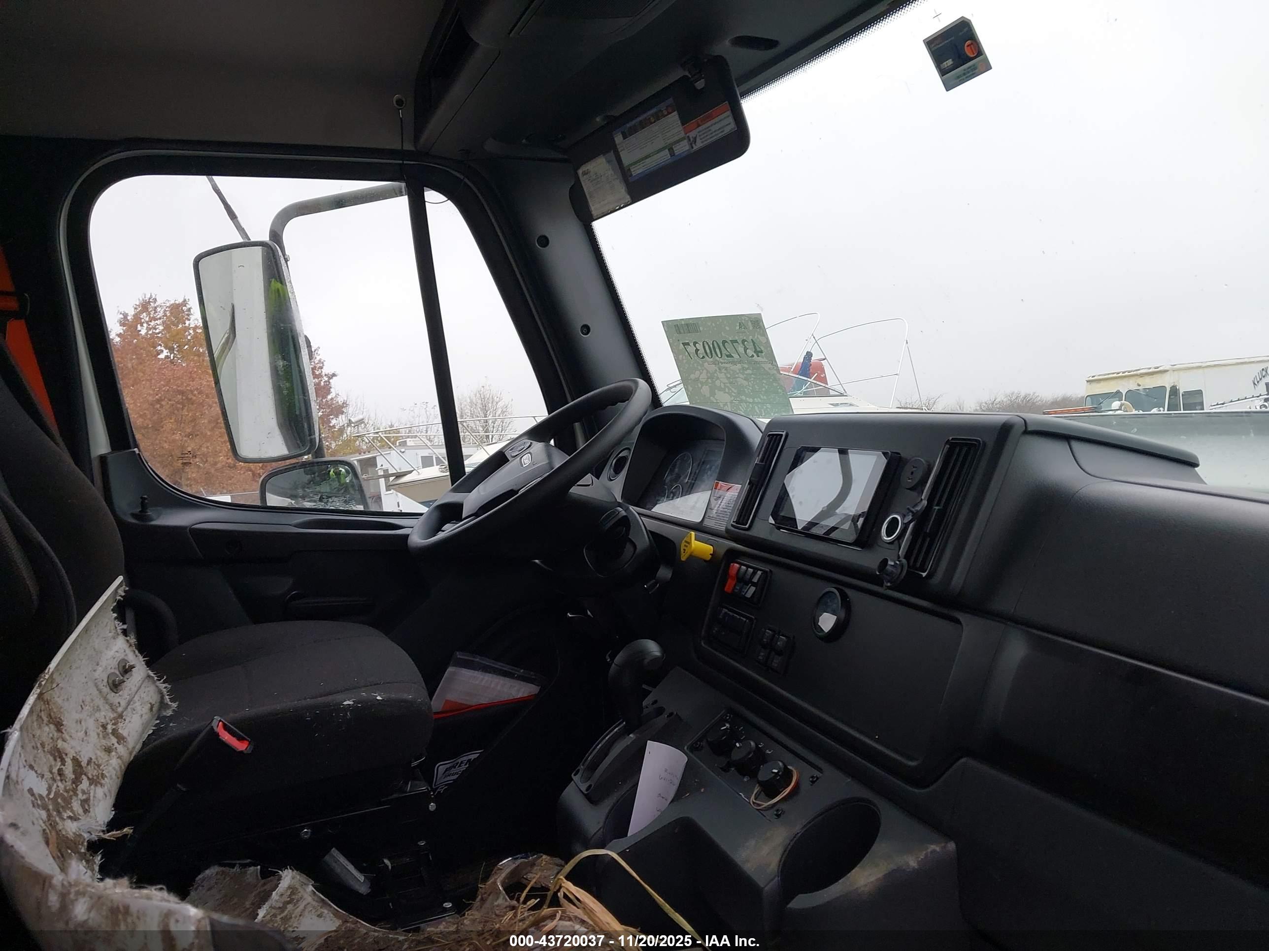FREIGHTLINER M2 image 6