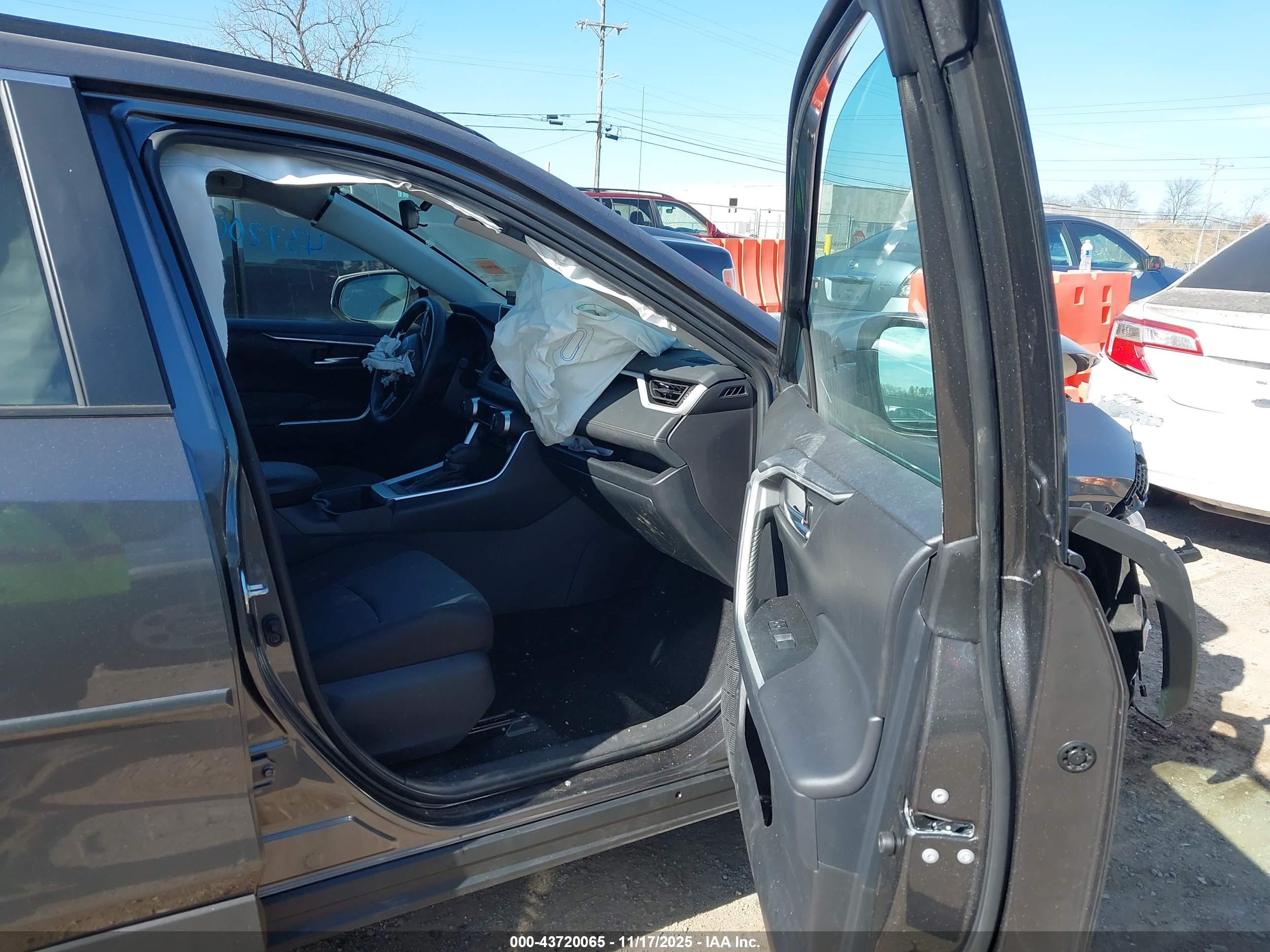 TOYOTA RAV4 image 5