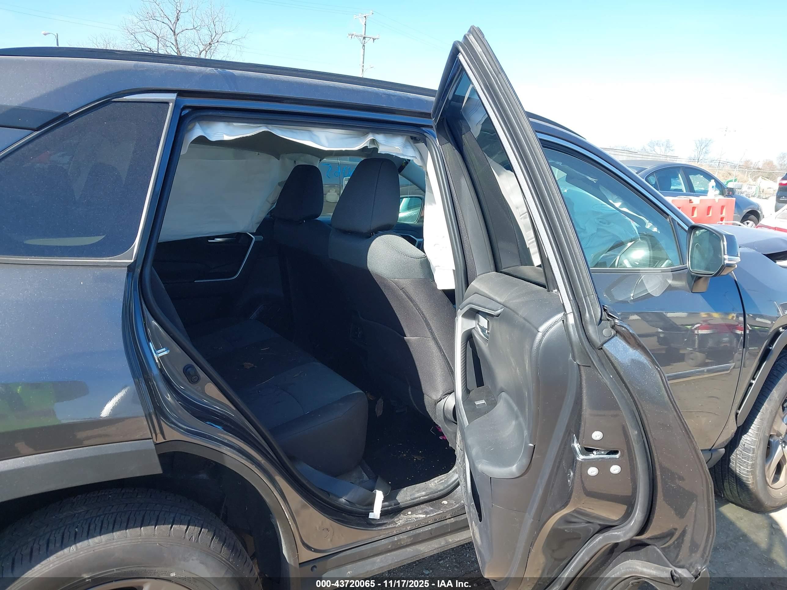 TOYOTA RAV4 image 8