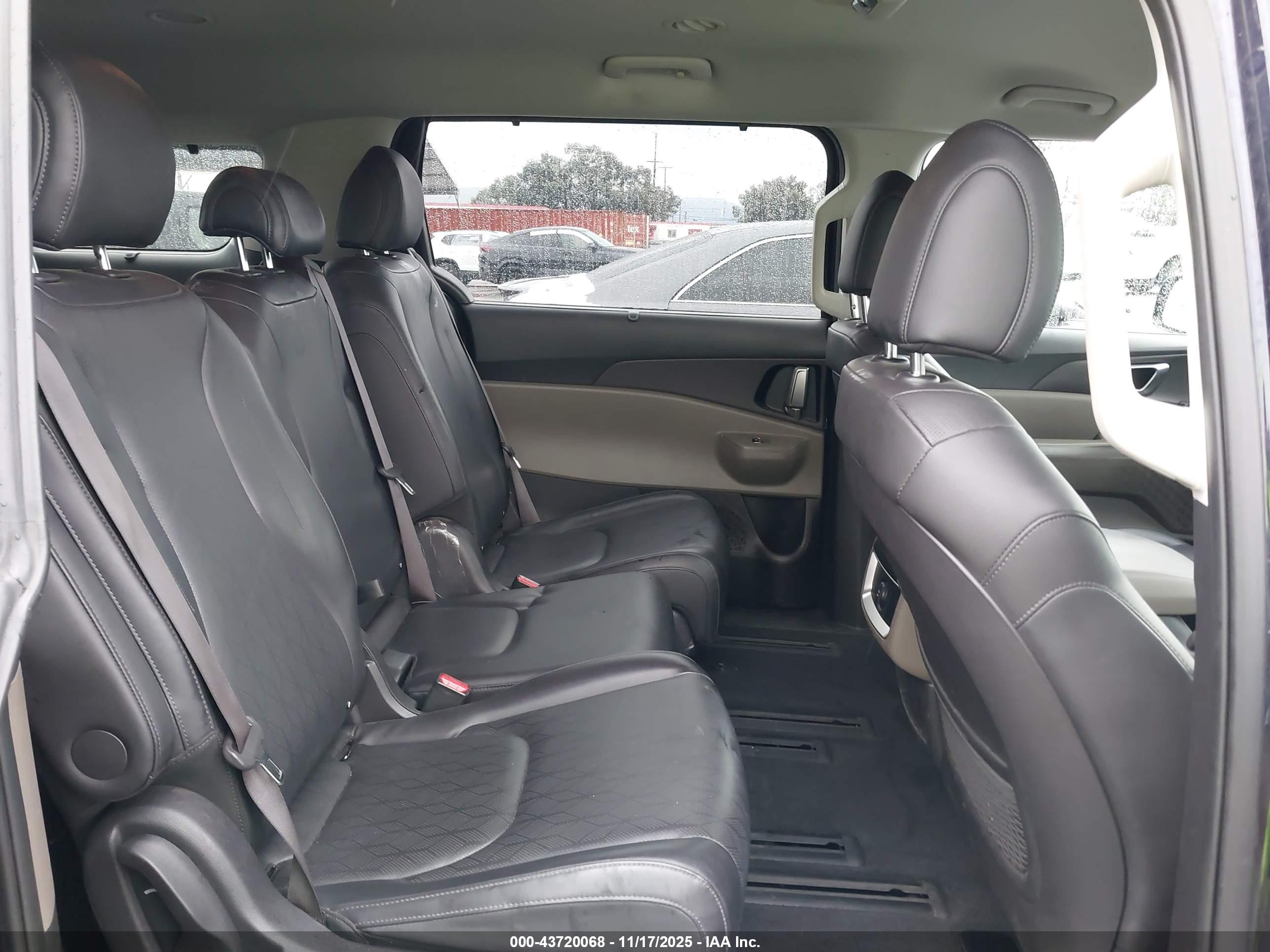 KIA CARNIVAL image 8