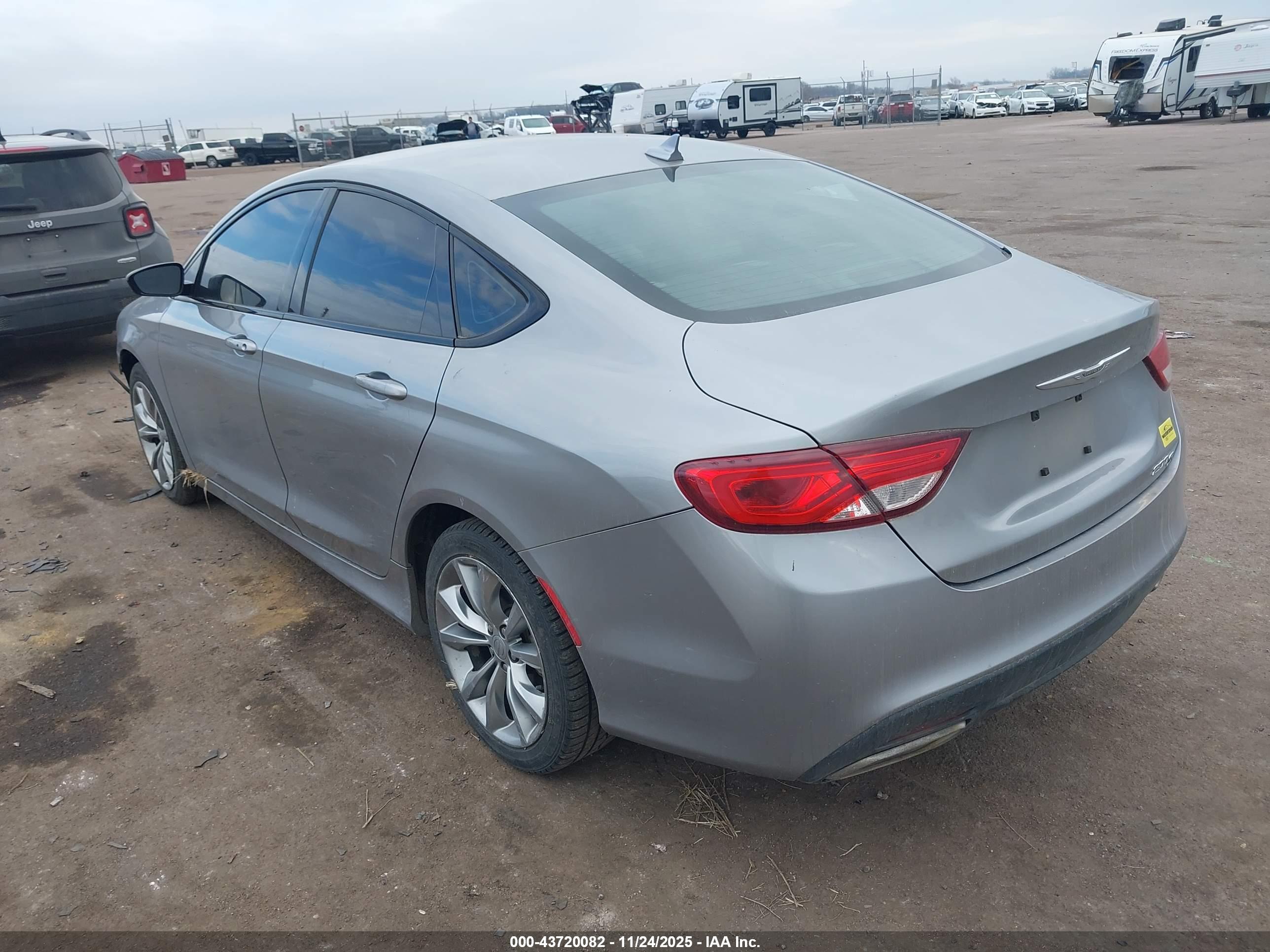 CHRYSLER 200 image 3