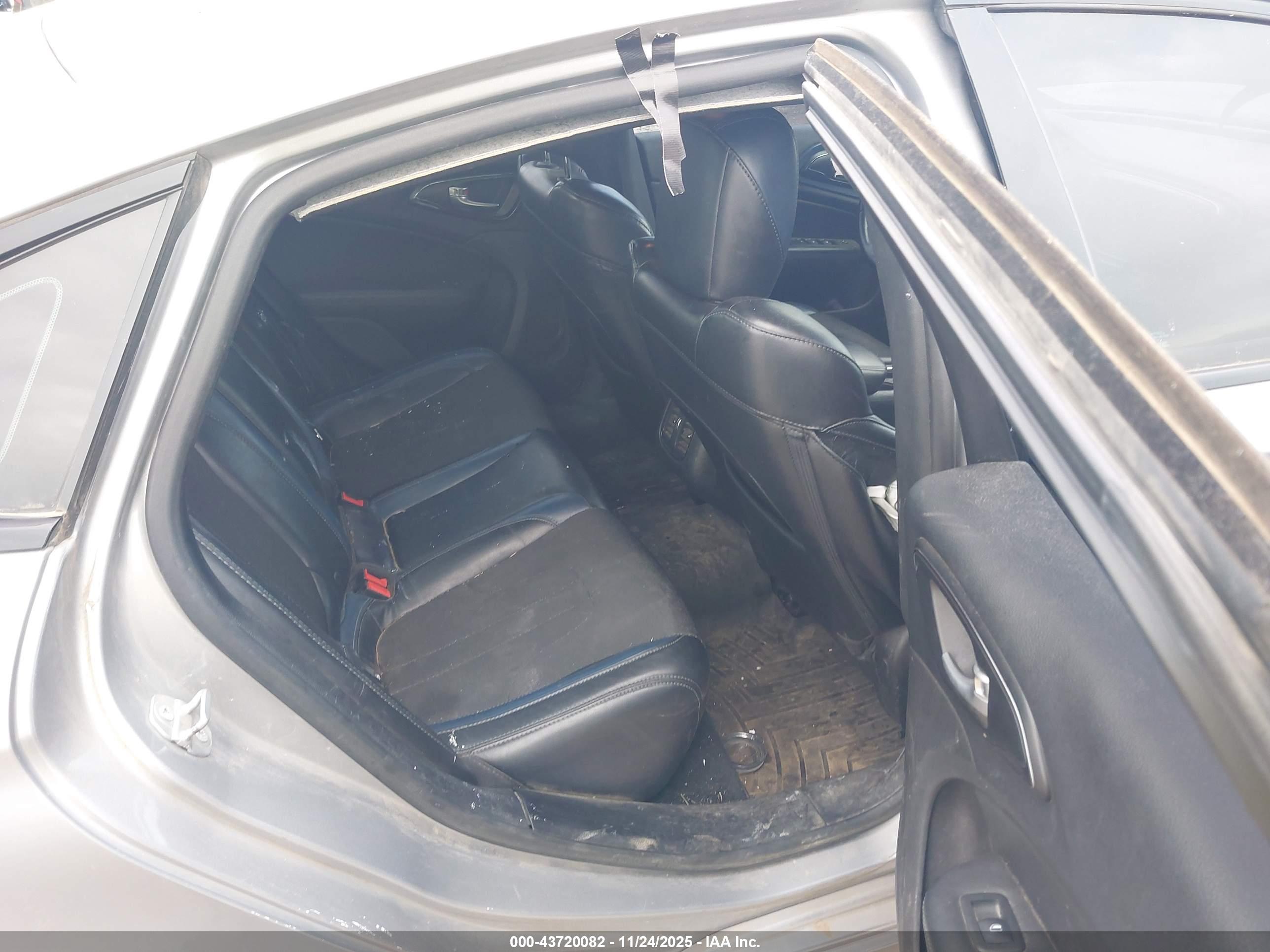 CHRYSLER 200 image 8