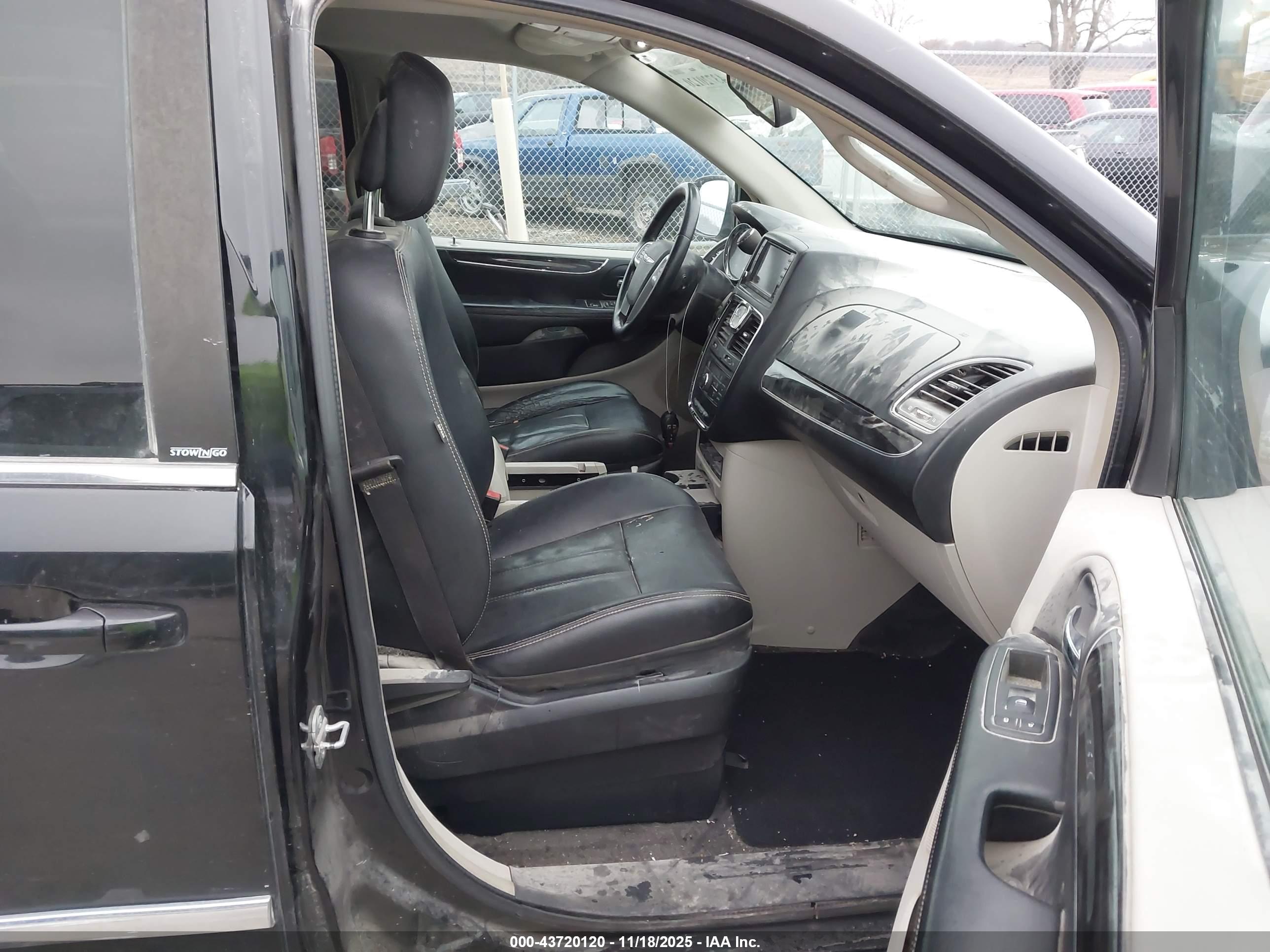 CHRYSLER TOWN image 5