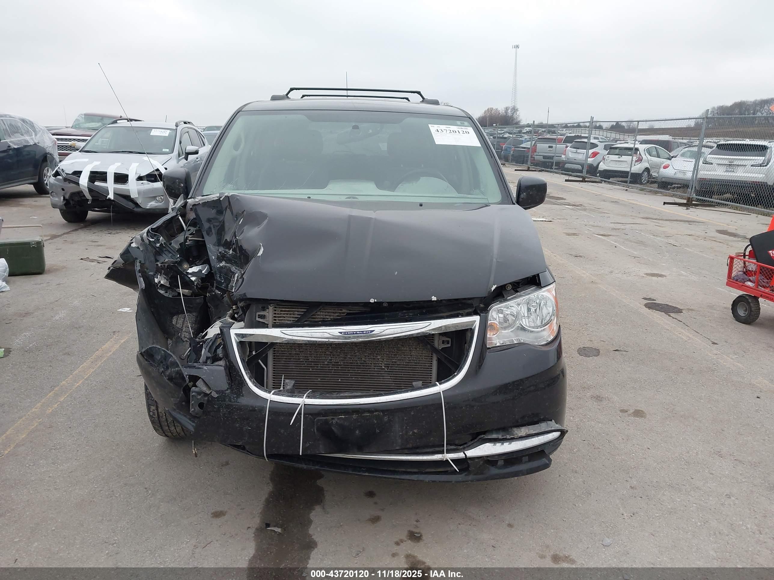 CHRYSLER TOWN image 6