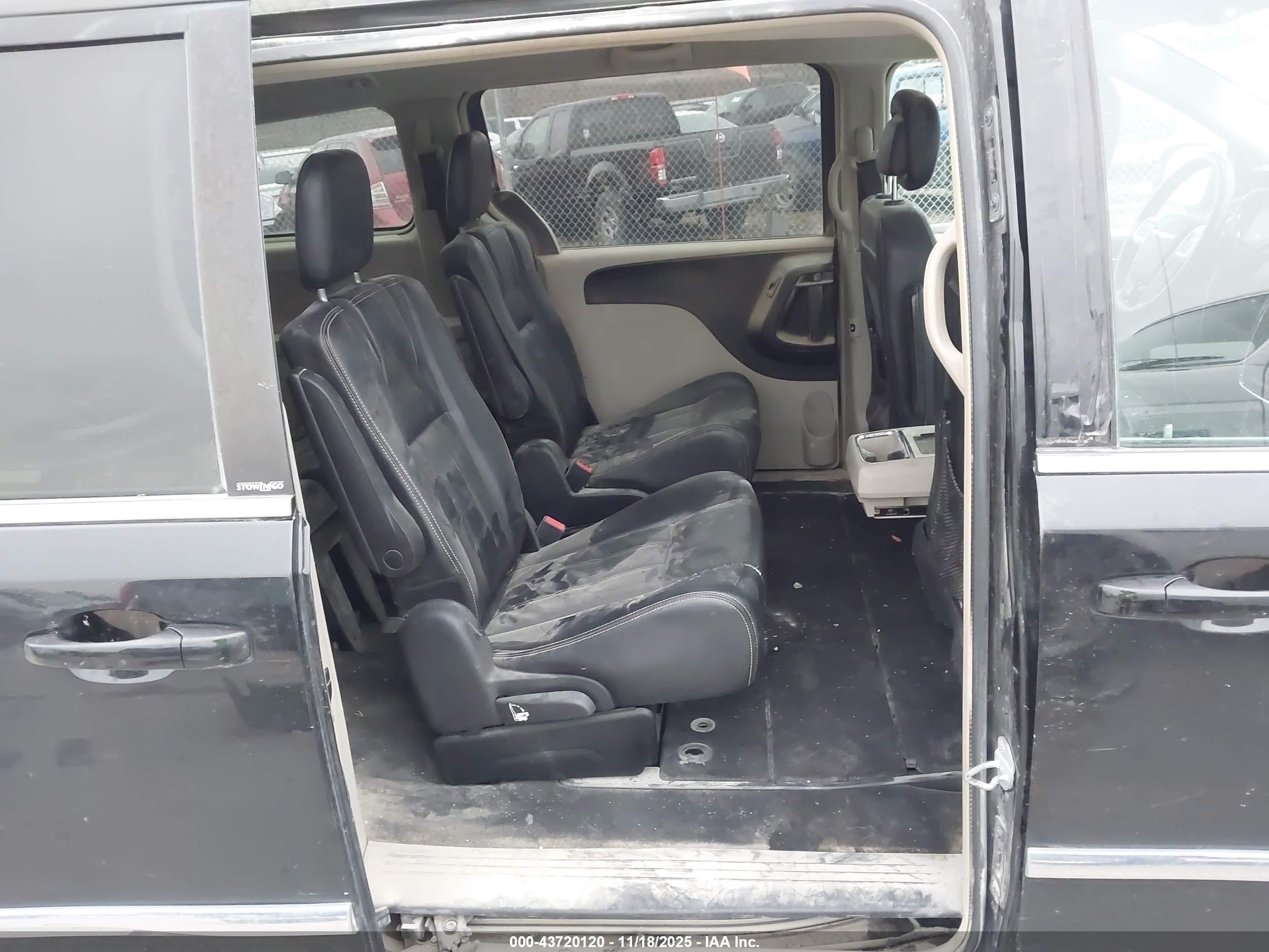 CHRYSLER TOWN image 8