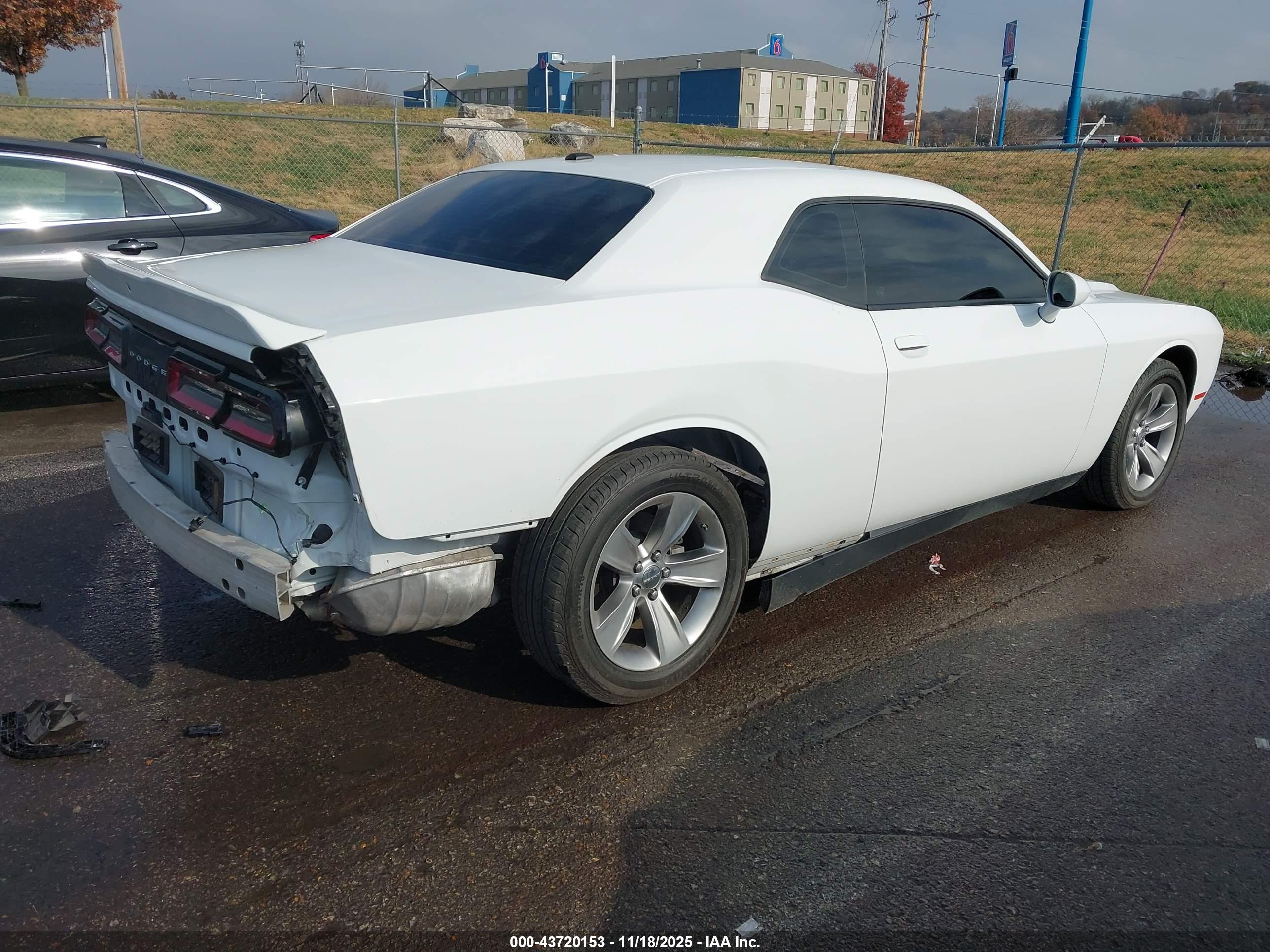 DODGE CHALLENGER image 4