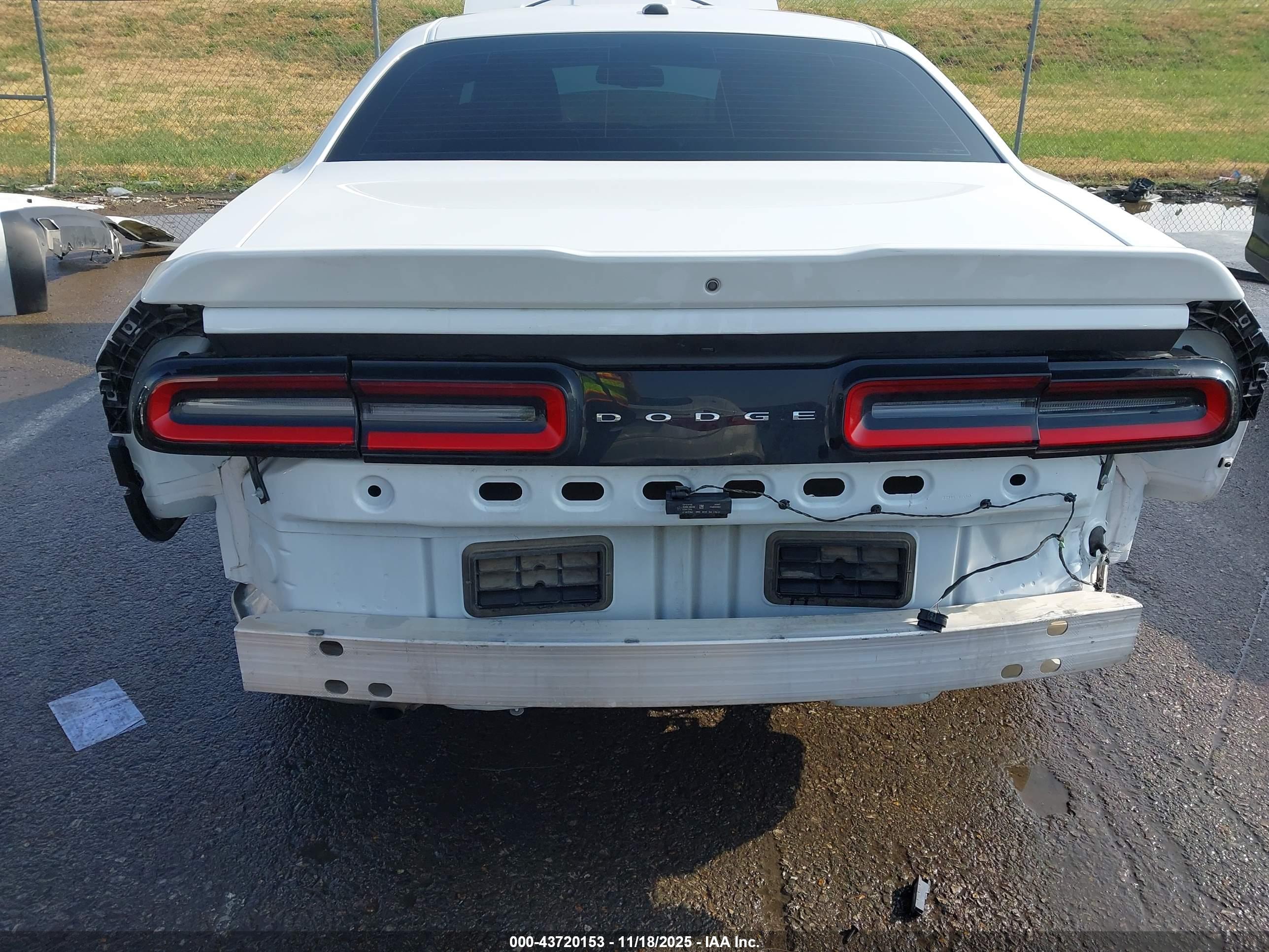 DODGE CHALLENGER image 6
