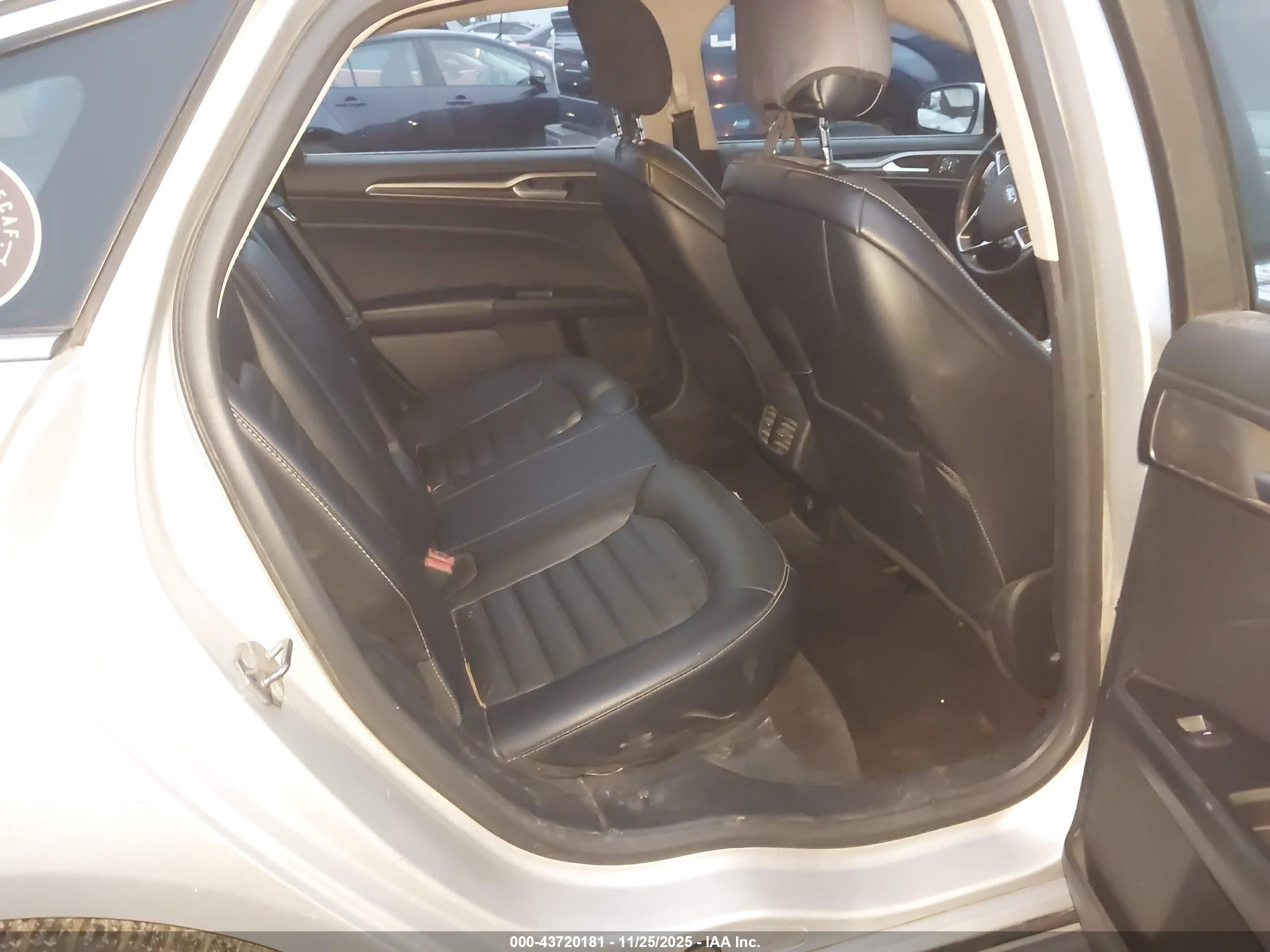 FORD FUSION image 8
