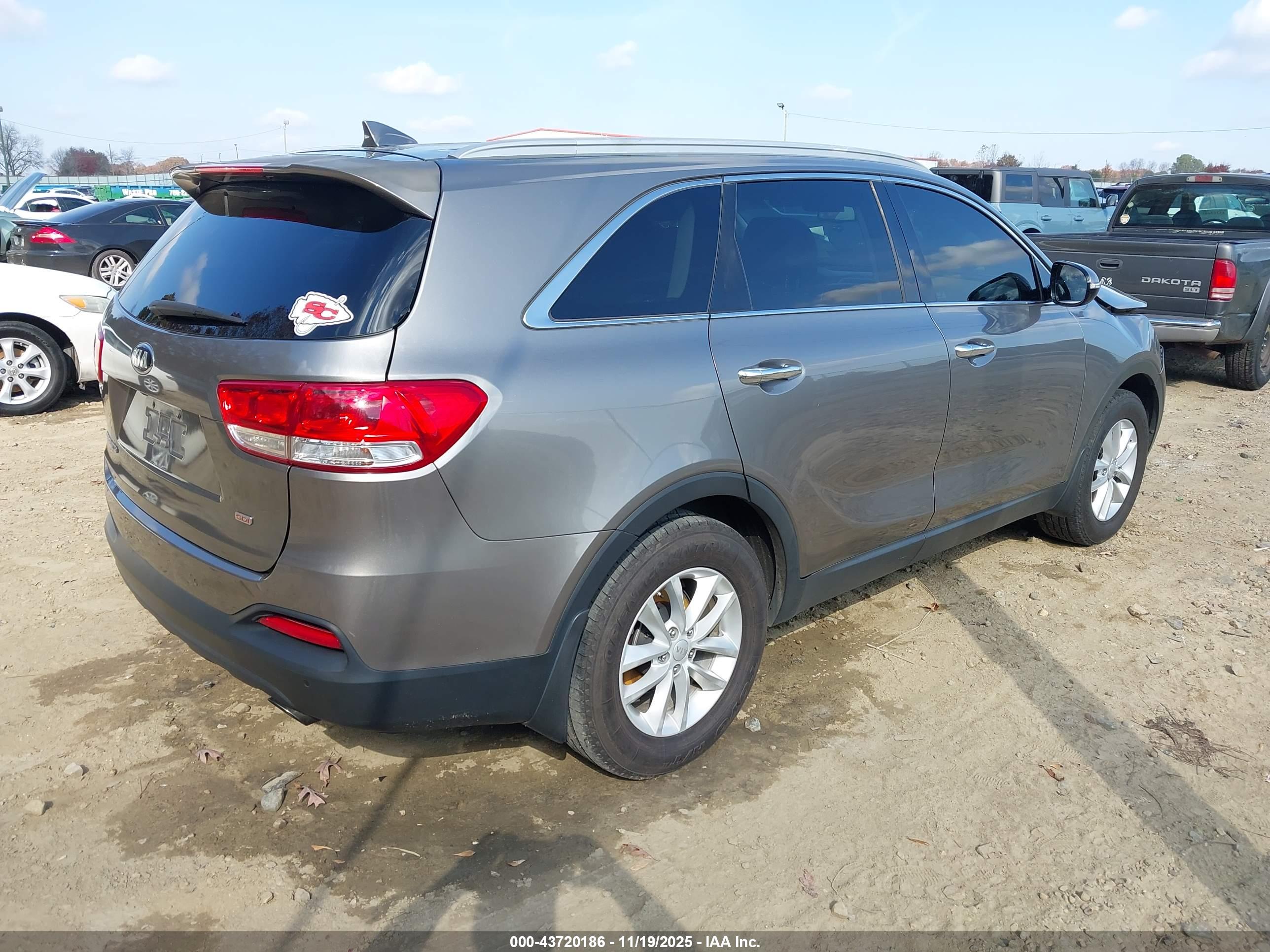 KIA SORENTO image 4