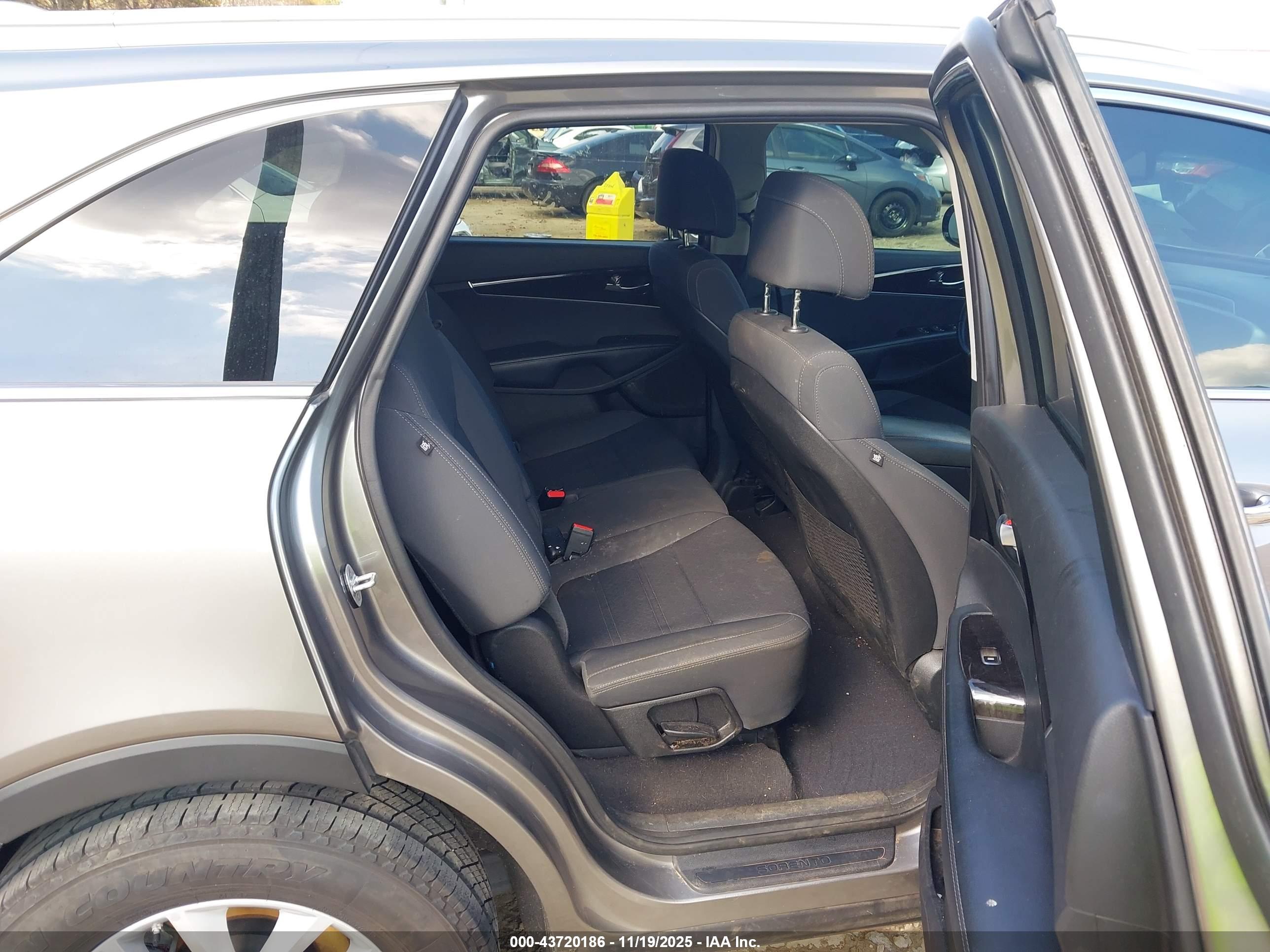 KIA SORENTO image 8