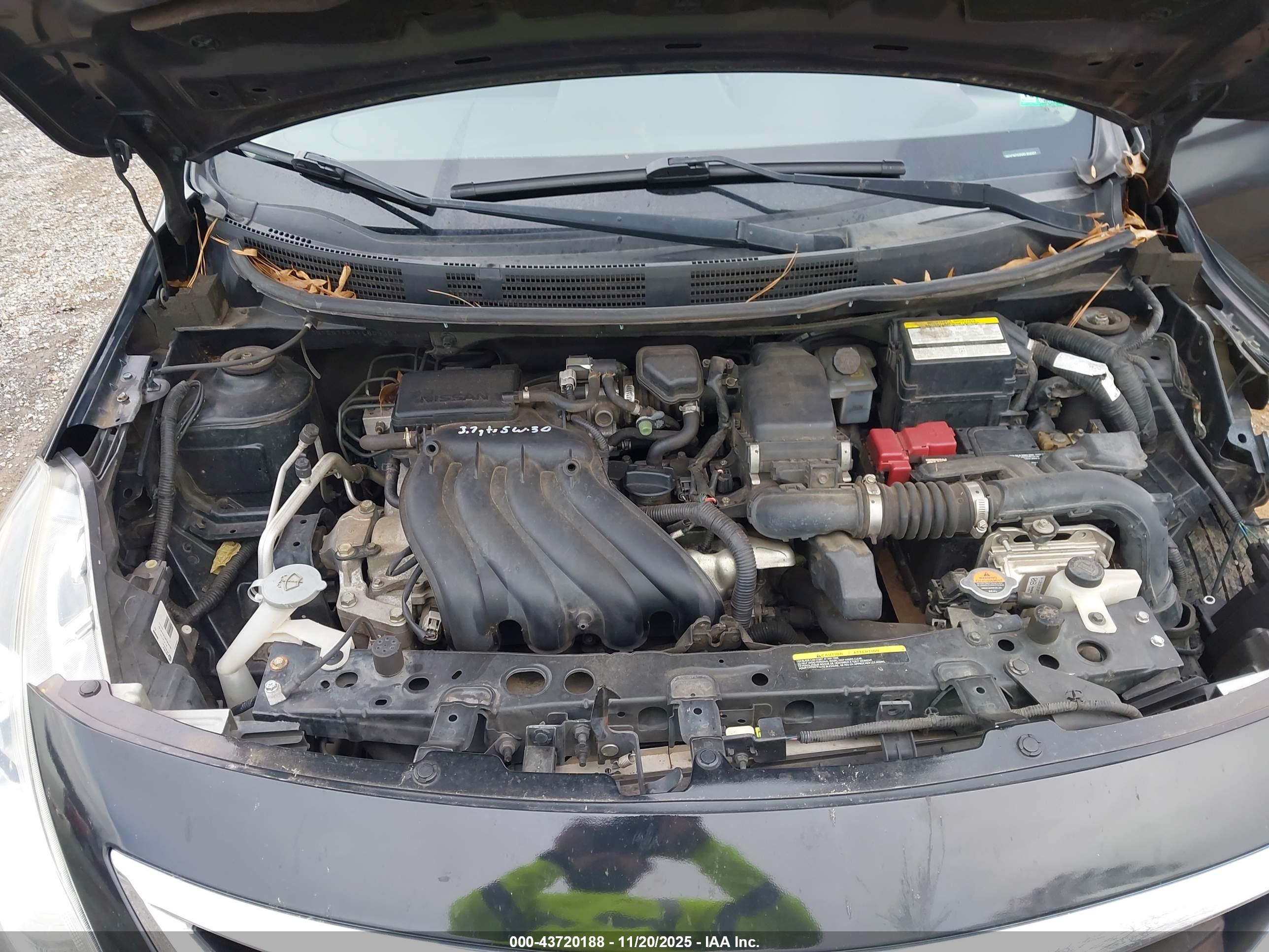 NISSAN VERSA image 10