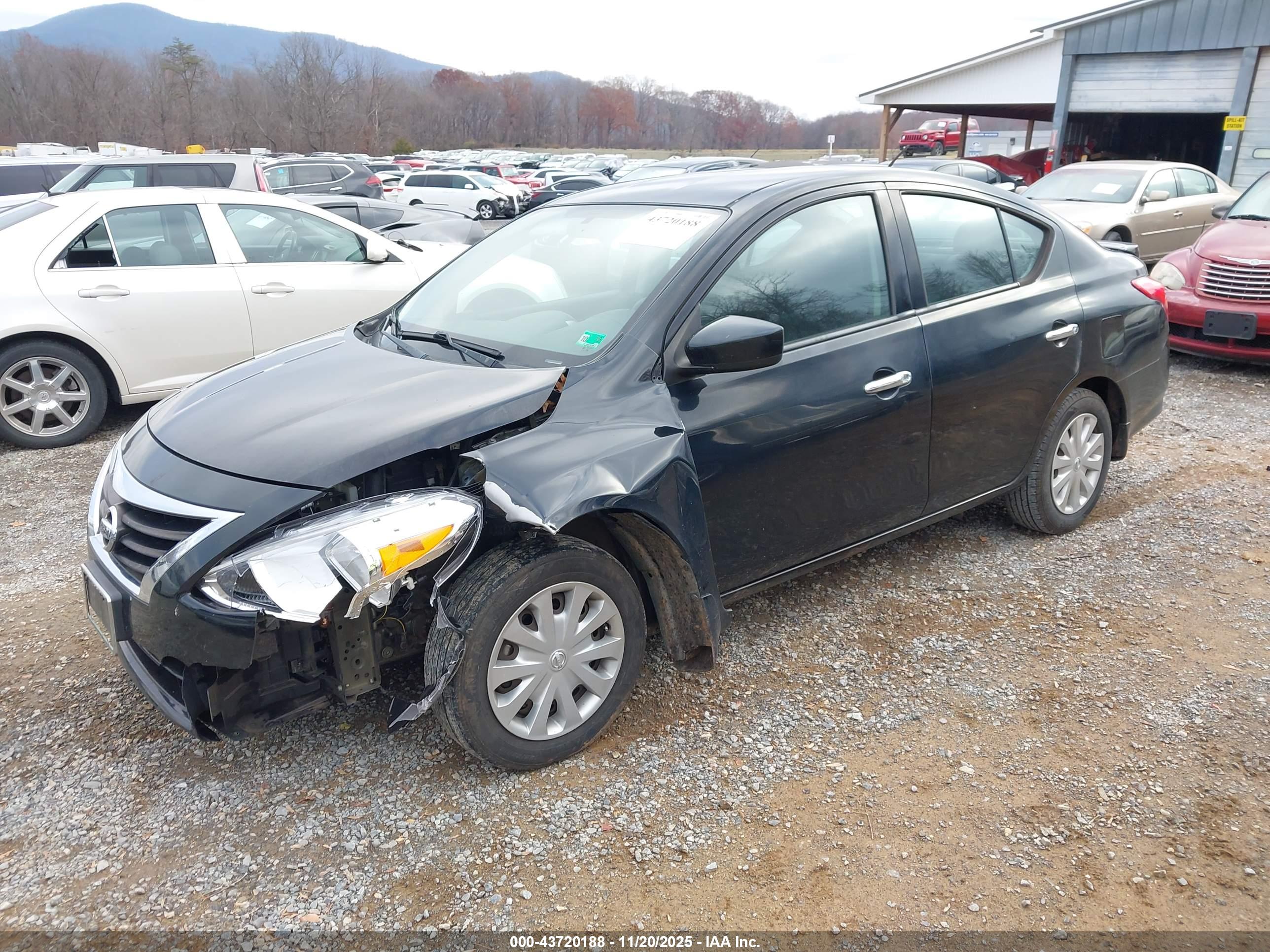 NISSAN VERSA image 2