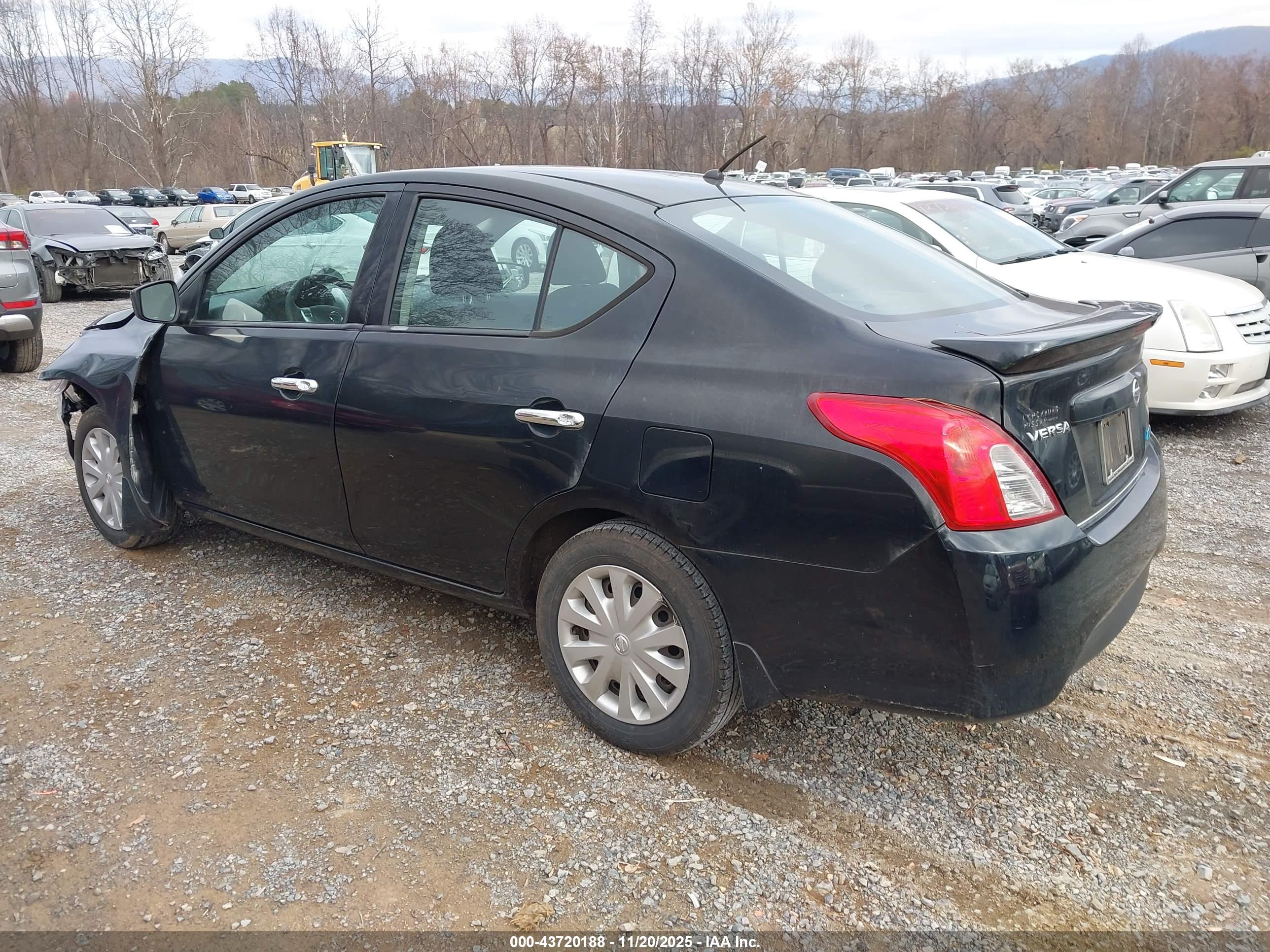 NISSAN VERSA image 3