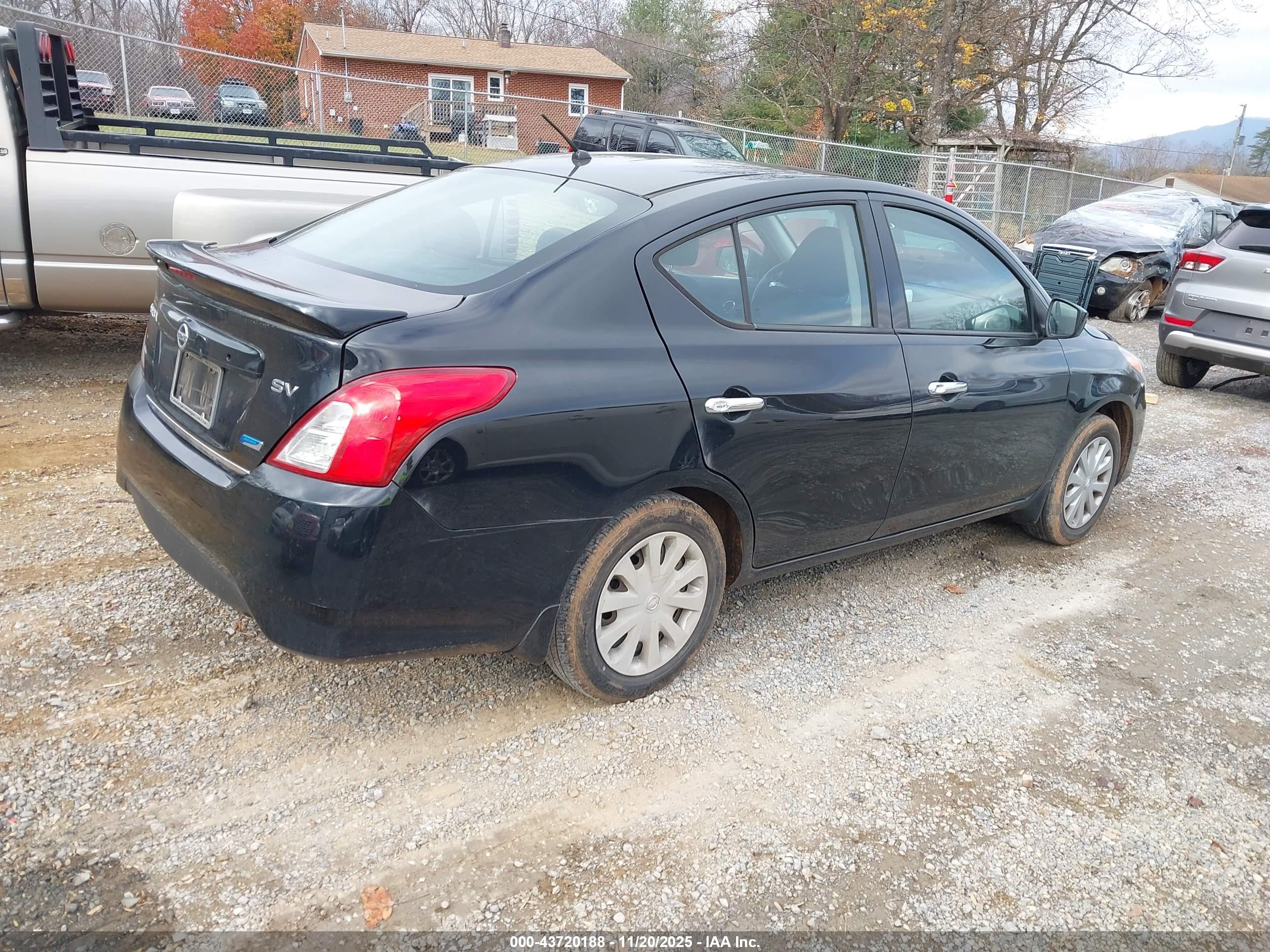 NISSAN VERSA image 4