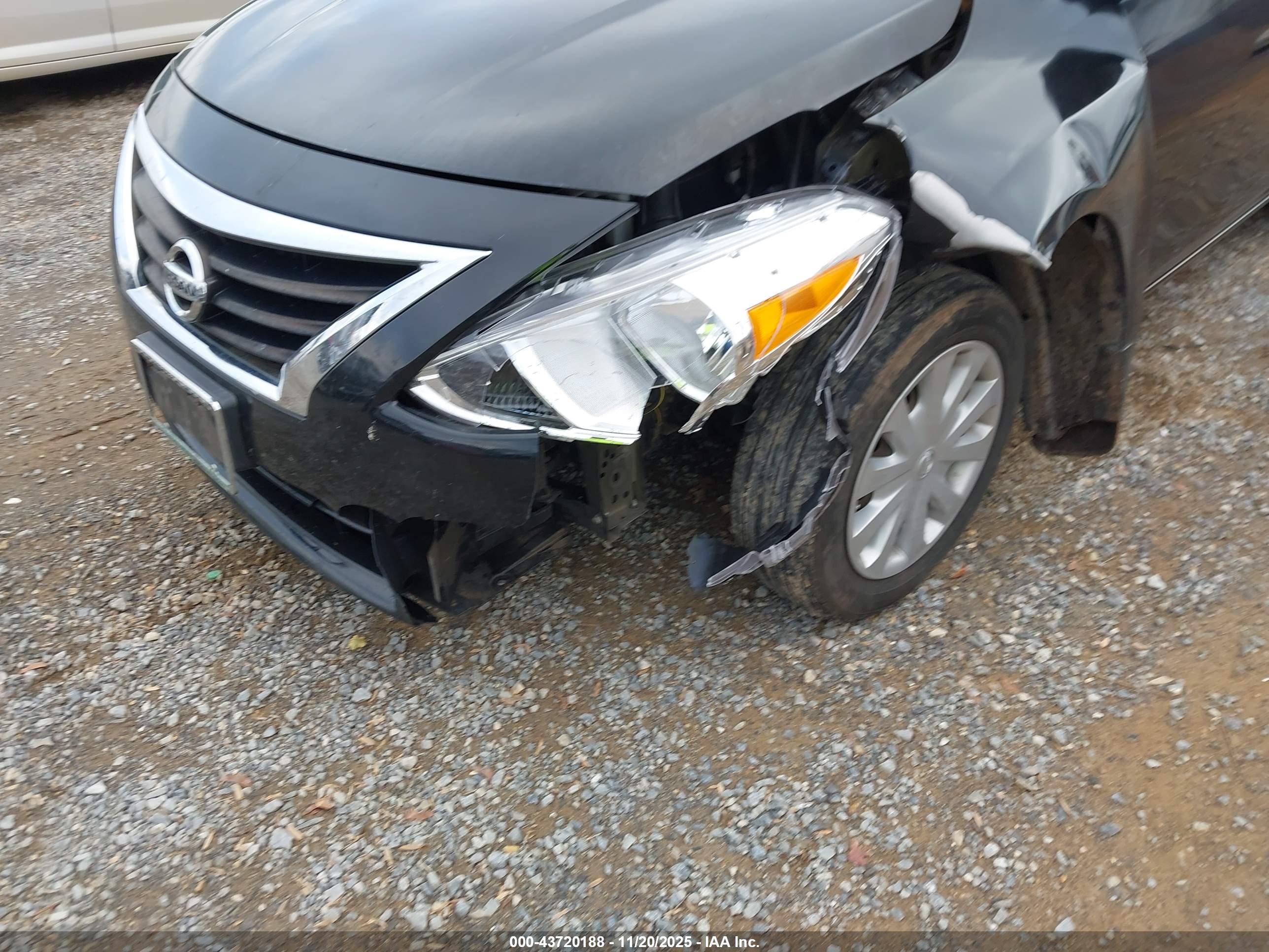 NISSAN VERSA image 6