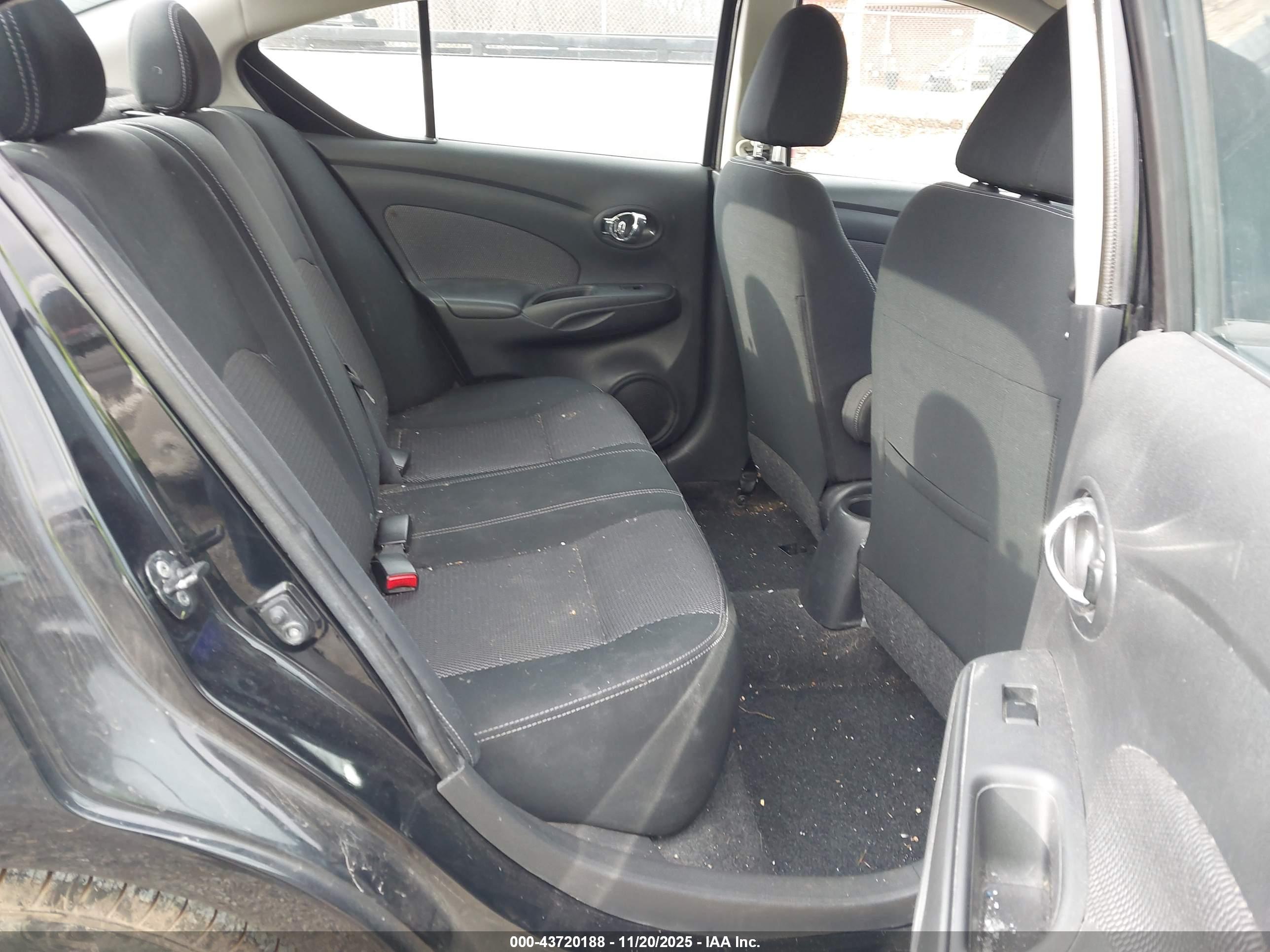 NISSAN VERSA image 8