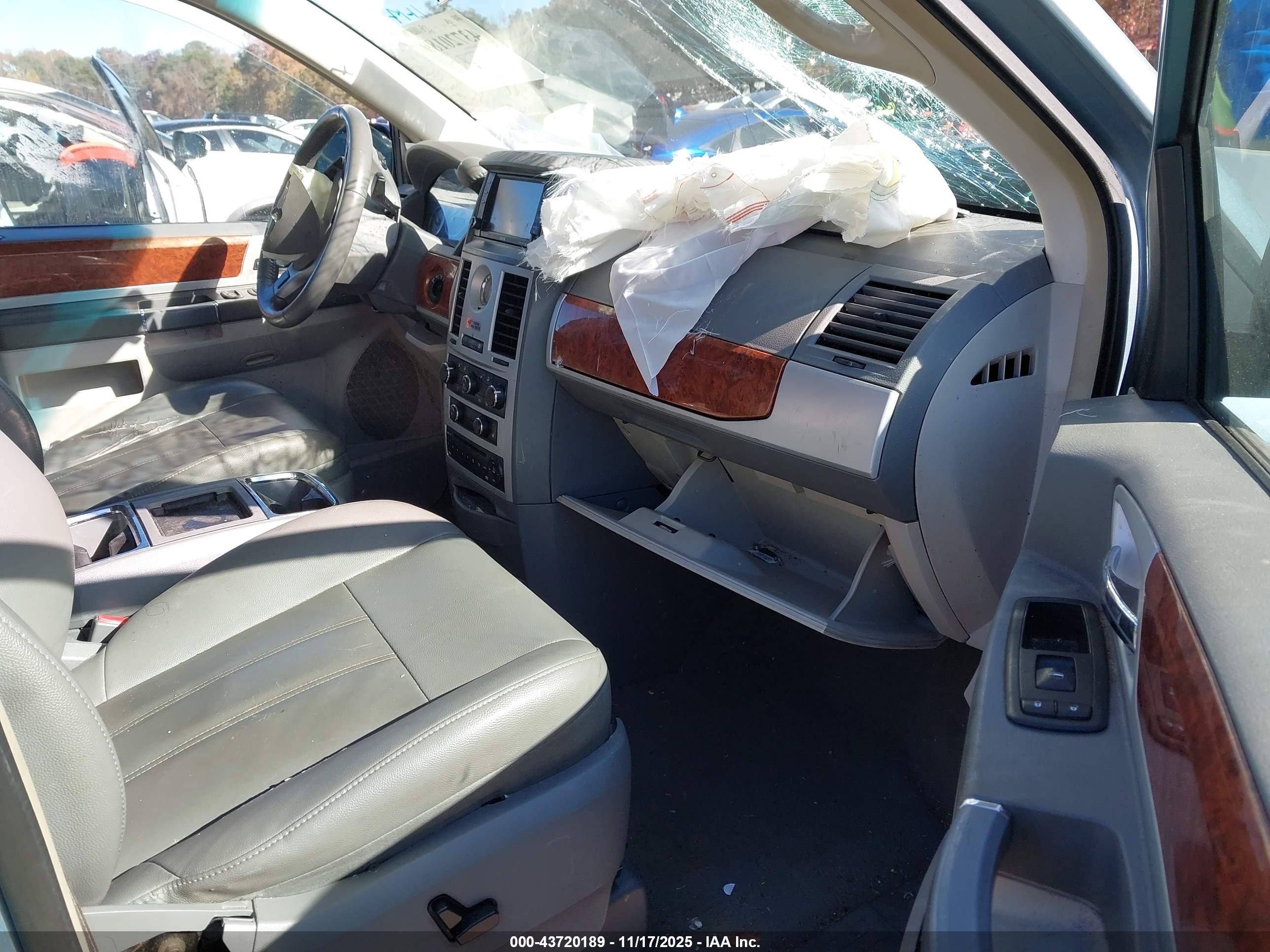 CHRYSLER TOWN image 5