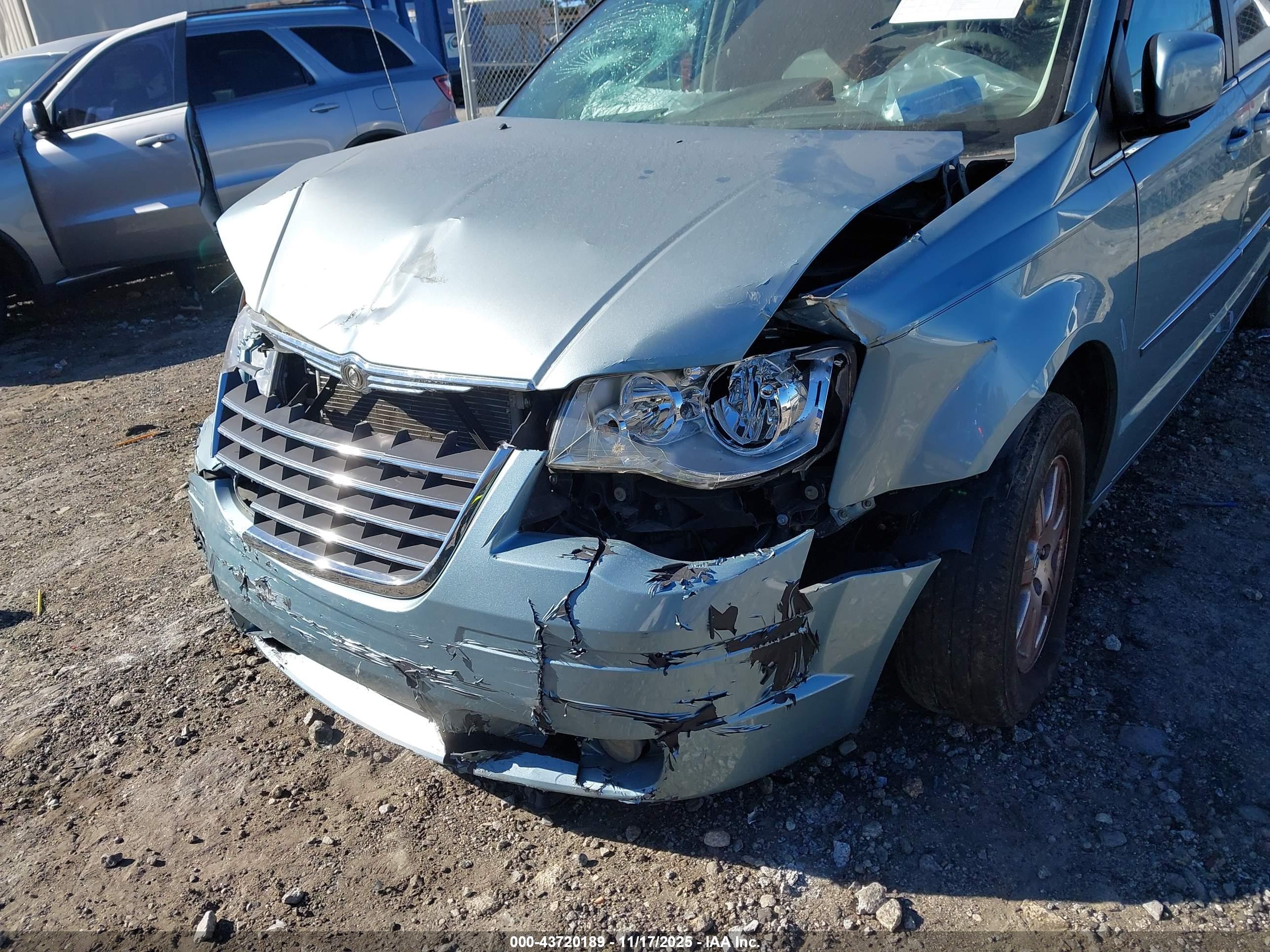 CHRYSLER TOWN image 6