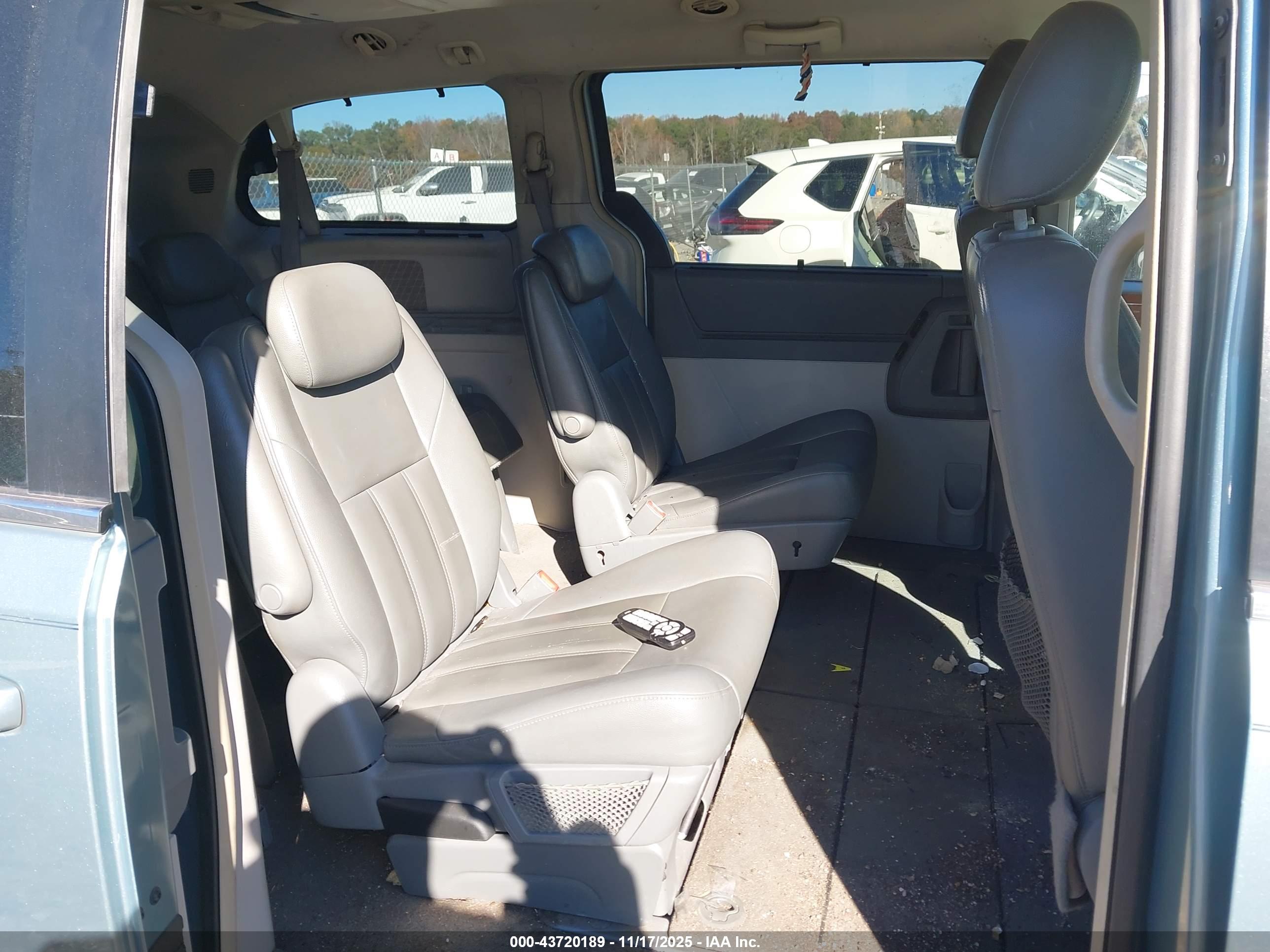 CHRYSLER TOWN image 8