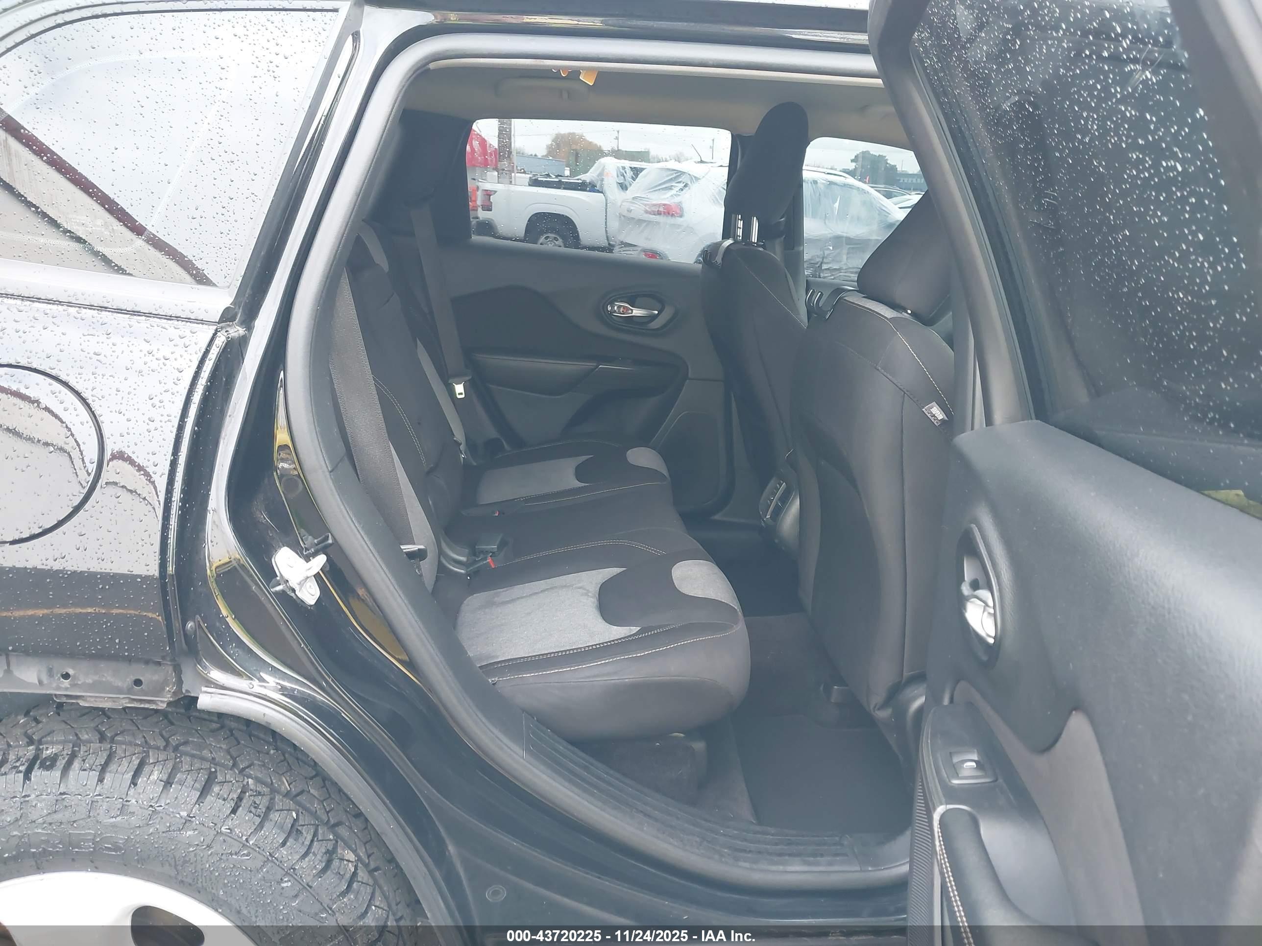 JEEP CHEROKEE image 8
