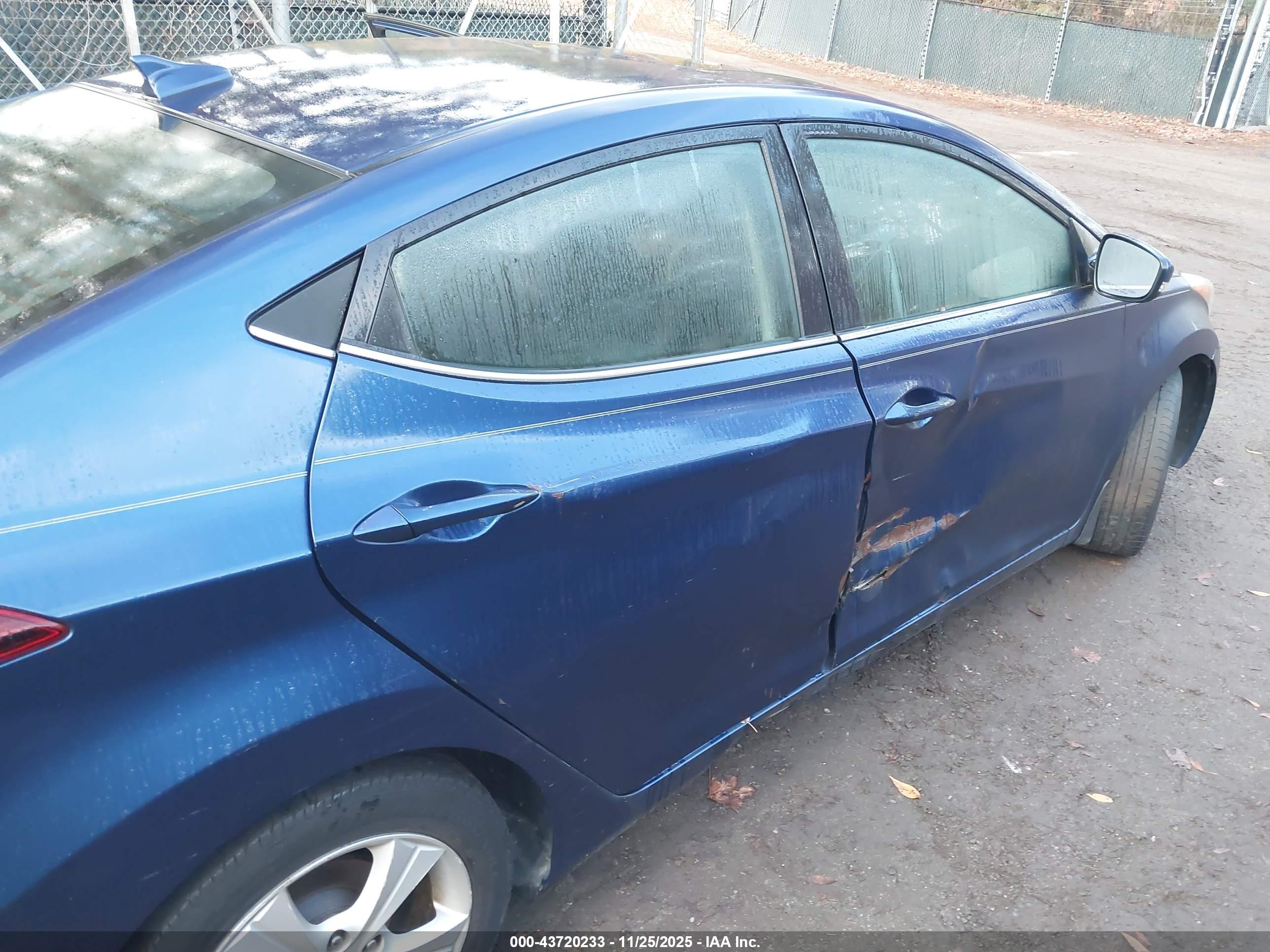HYUNDAI ELANTRA image 6