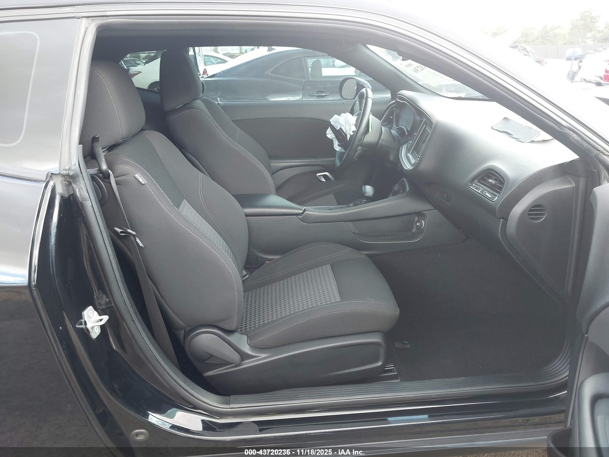 DODGE CHALLENGER image 5