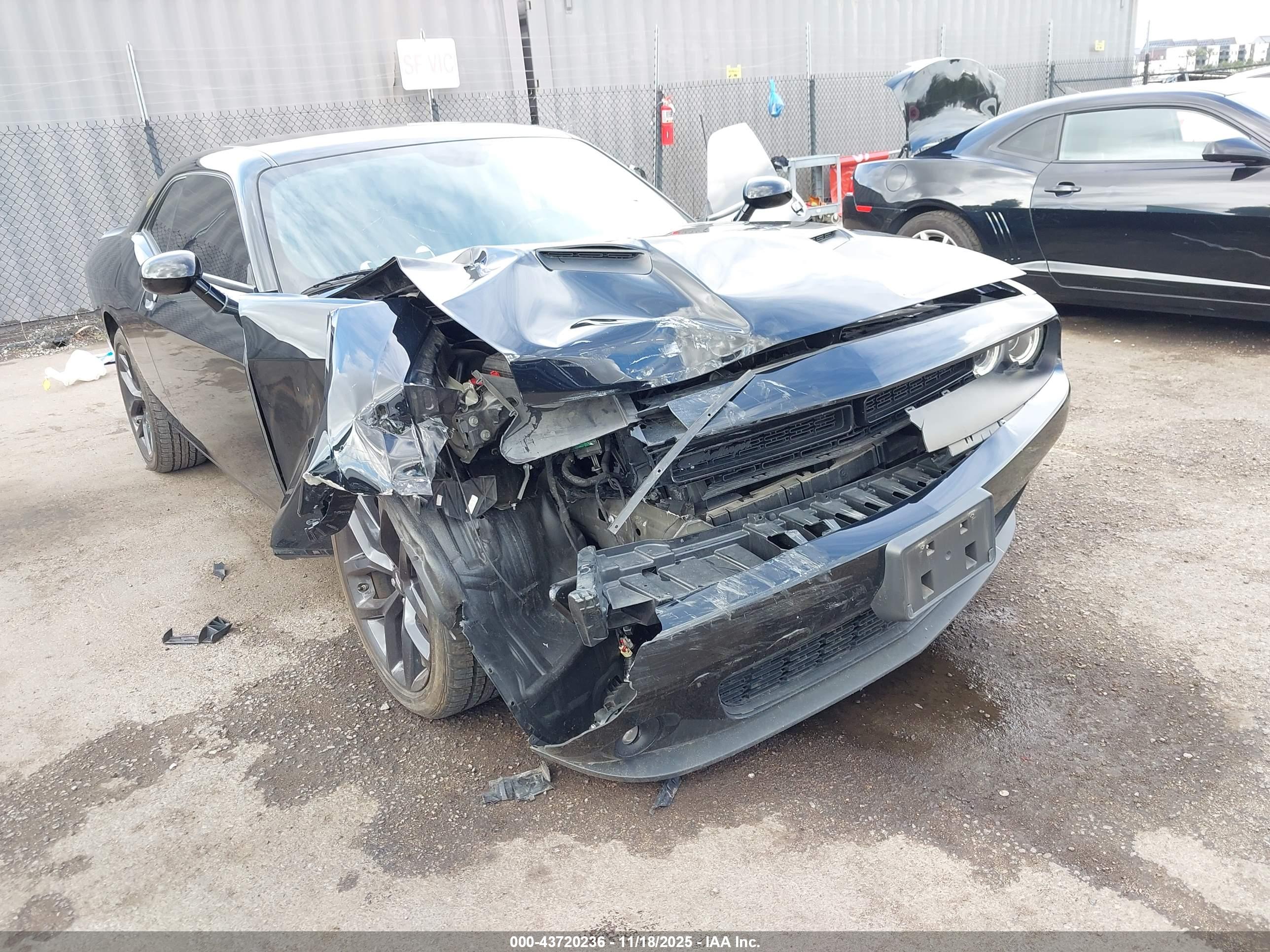 DODGE CHALLENGER image 6