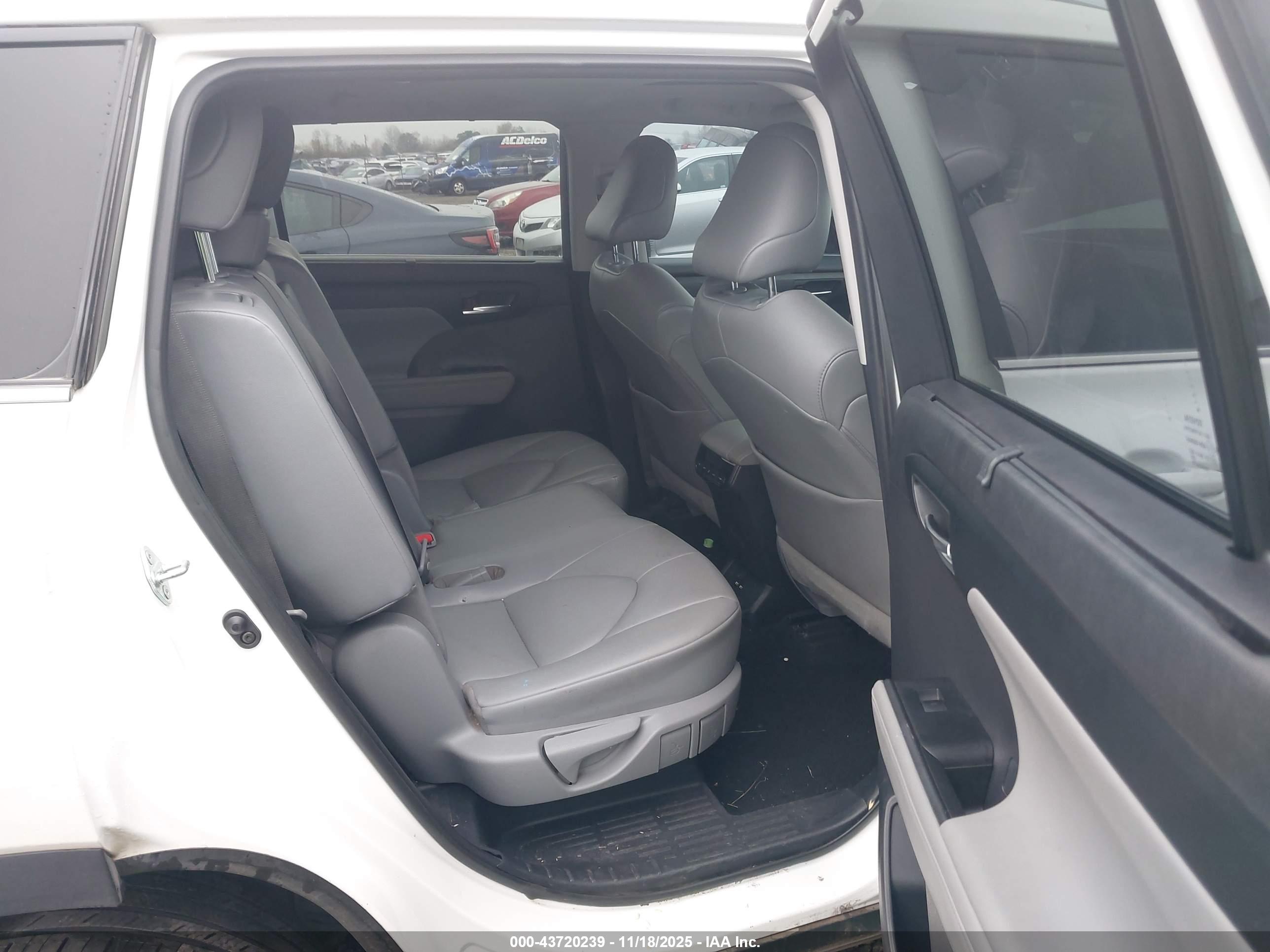 TOYOTA HIGHLANDER image 8