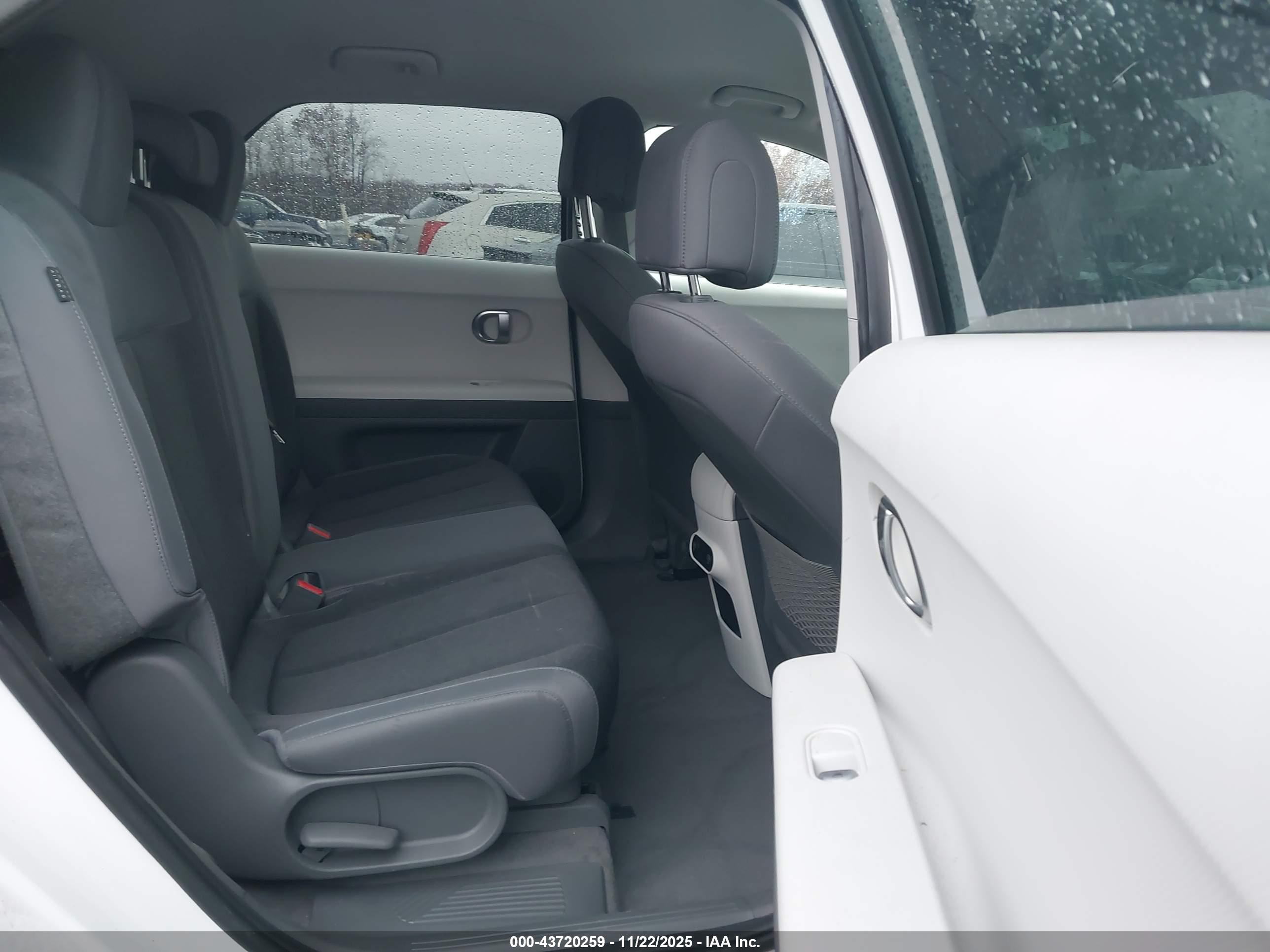 HYUNDAI IONIQ image 8