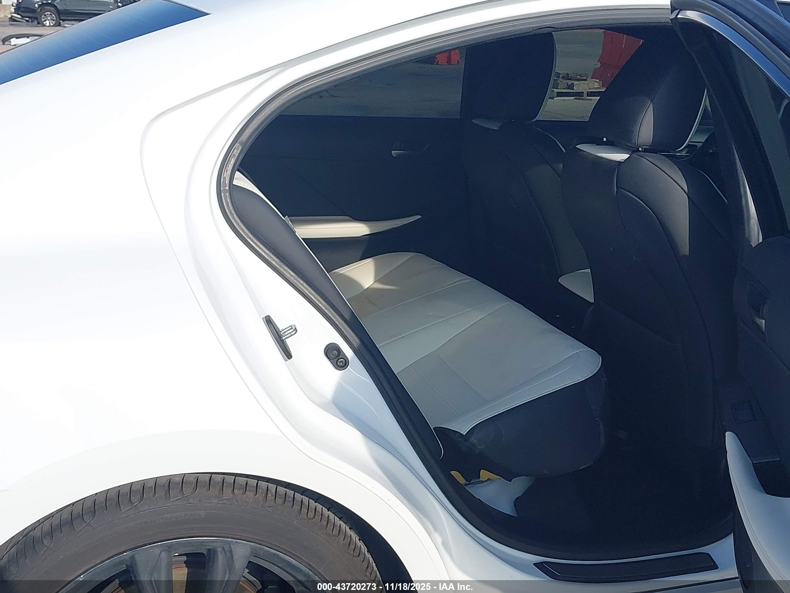 LEXUS IS image 8
