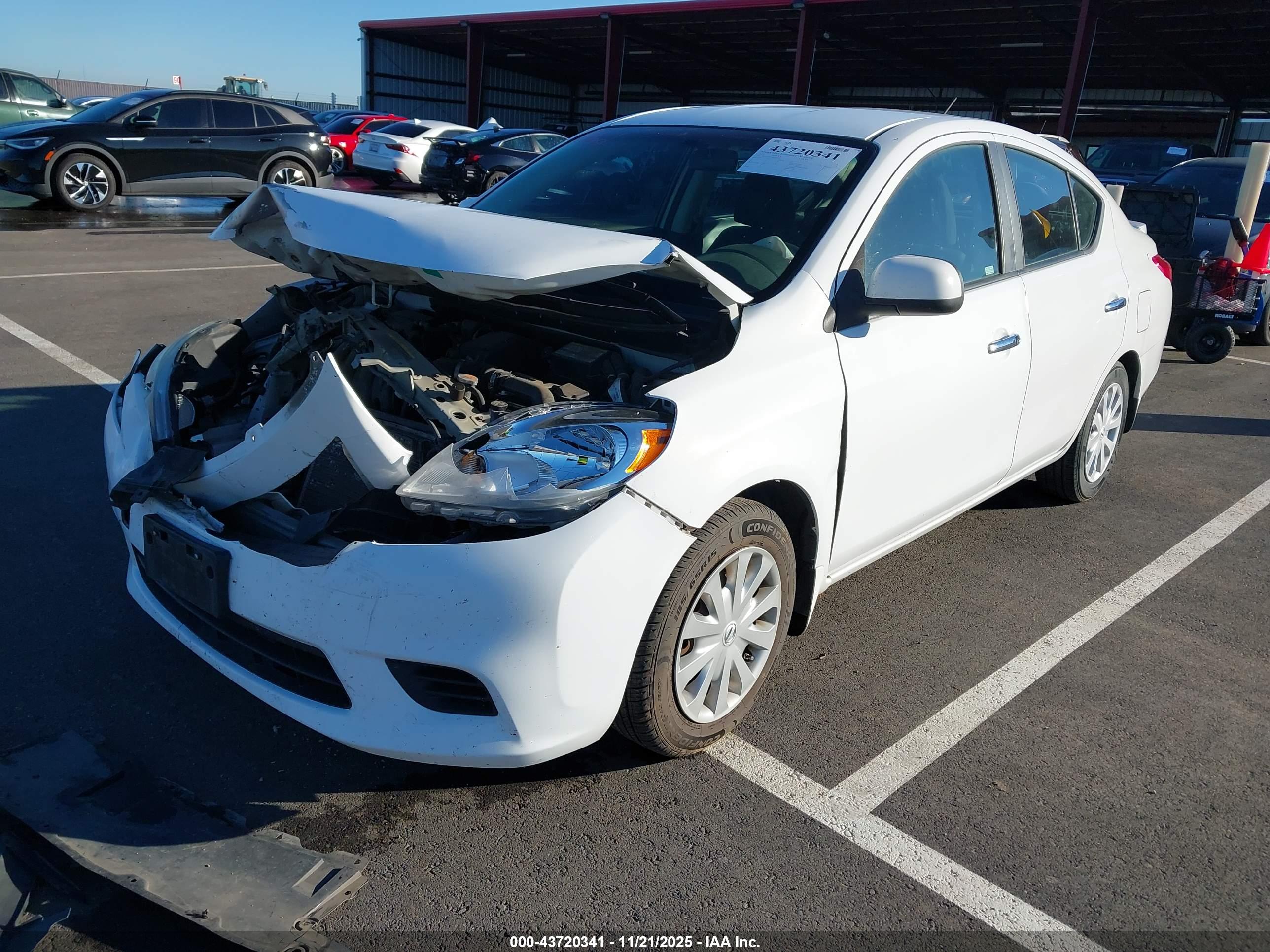NISSAN VERSA image 2