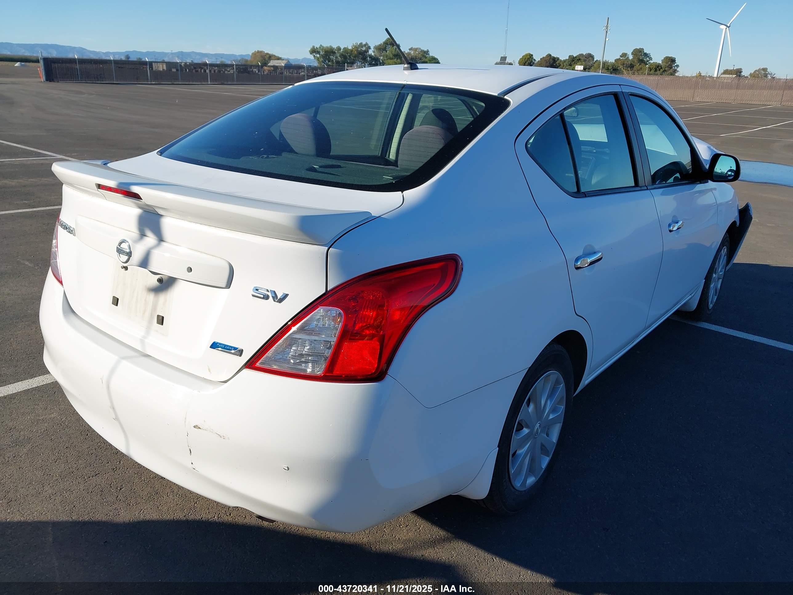 NISSAN VERSA image 4