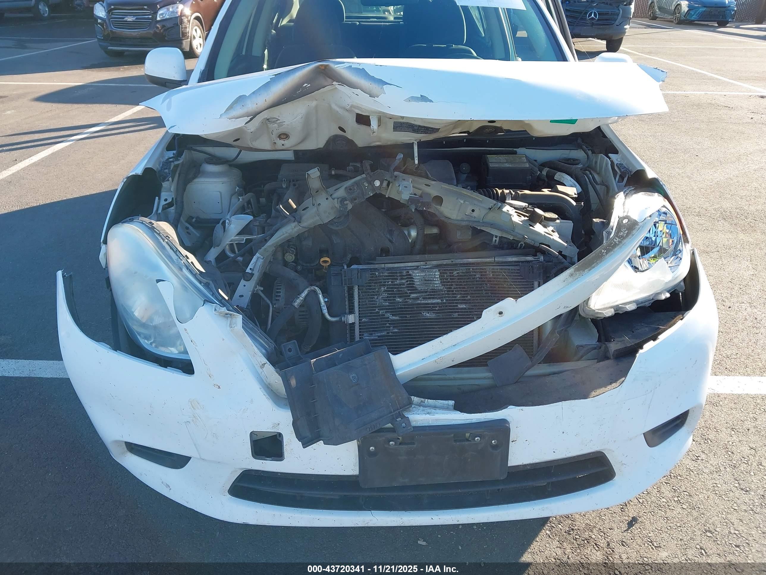 NISSAN VERSA image 6