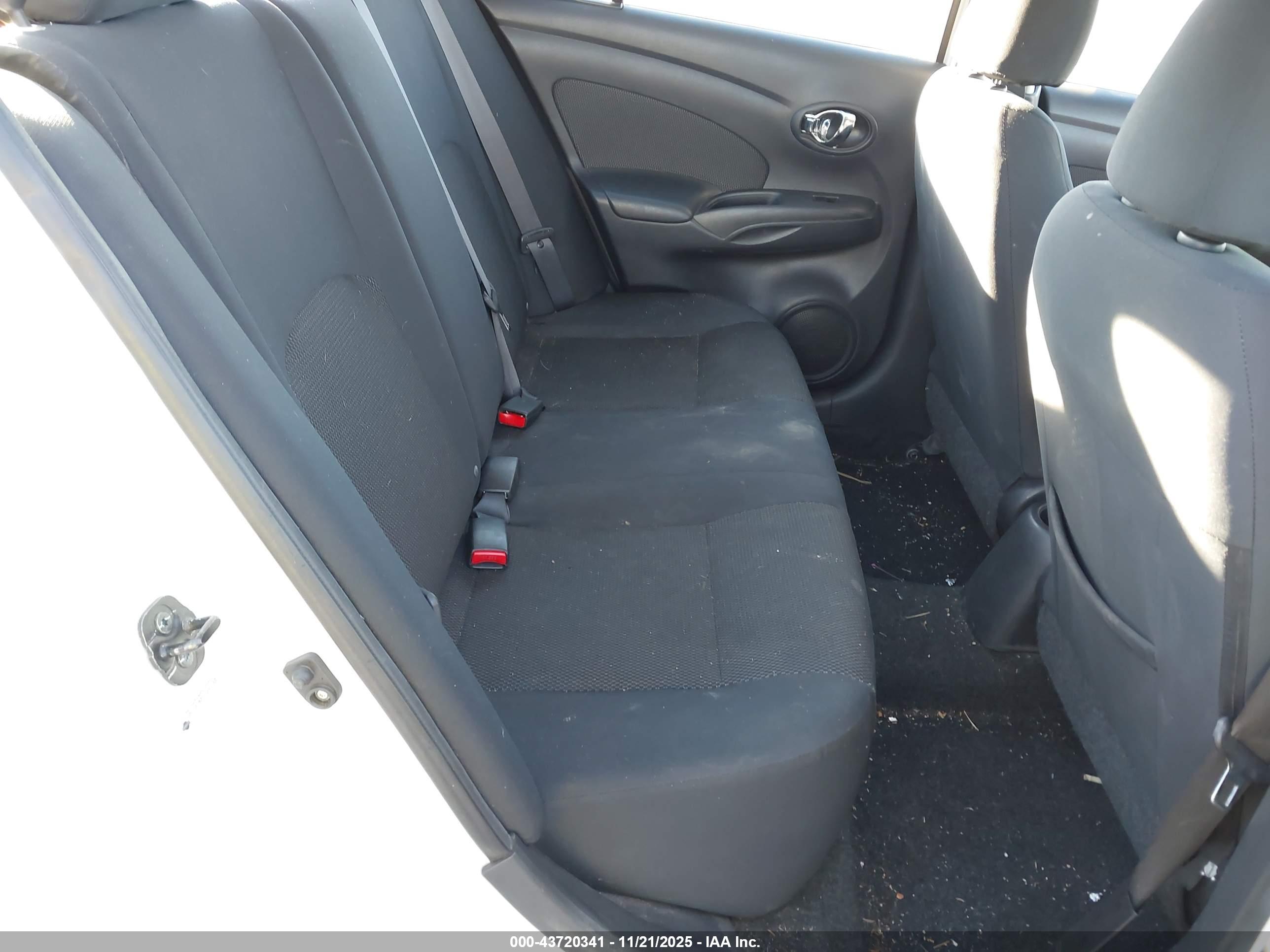 NISSAN VERSA image 8