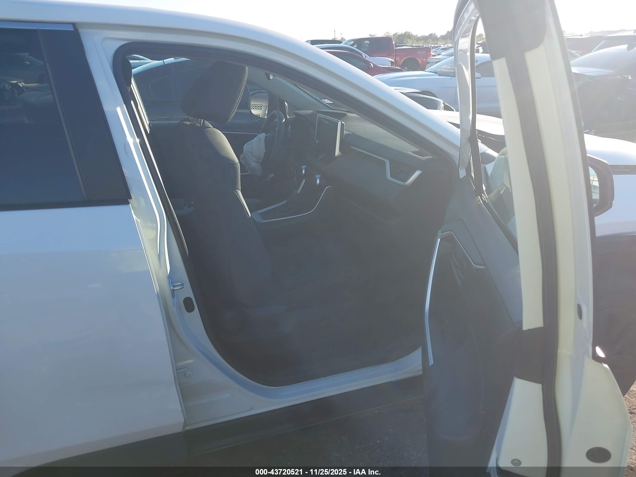 TOYOTA RAV4 image 5