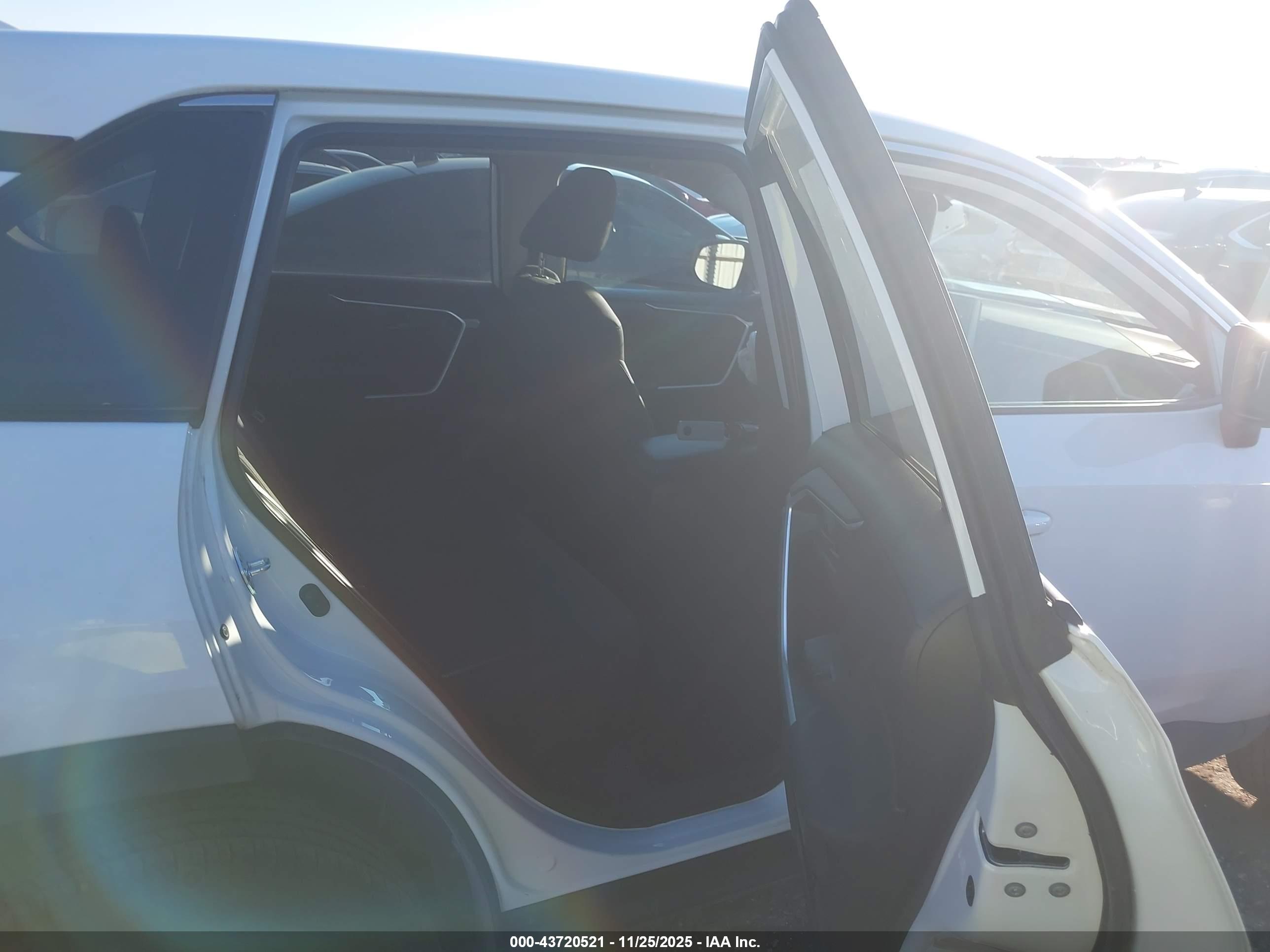TOYOTA RAV4 image 8