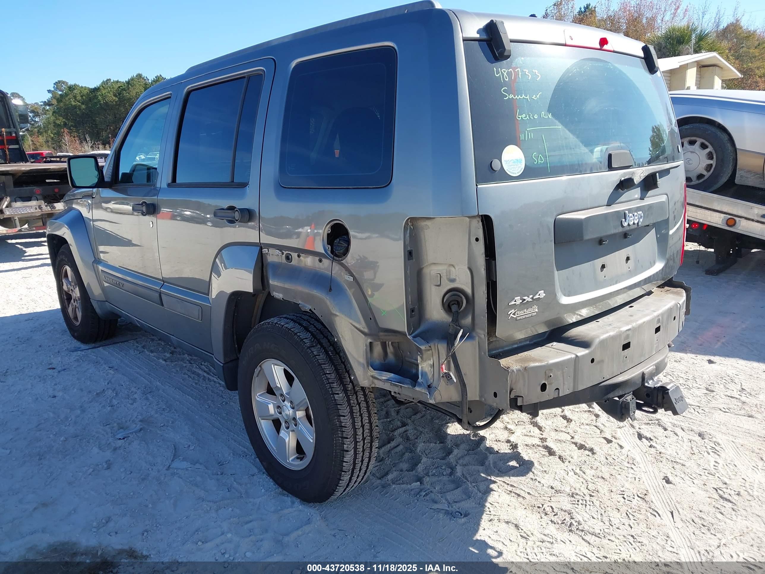 JEEP LIBERTY image 3