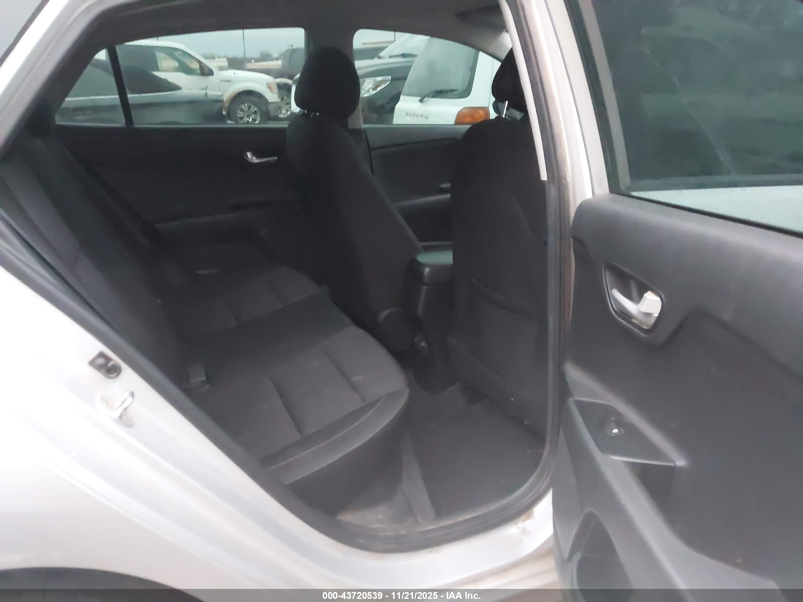 KIA RIO image 8