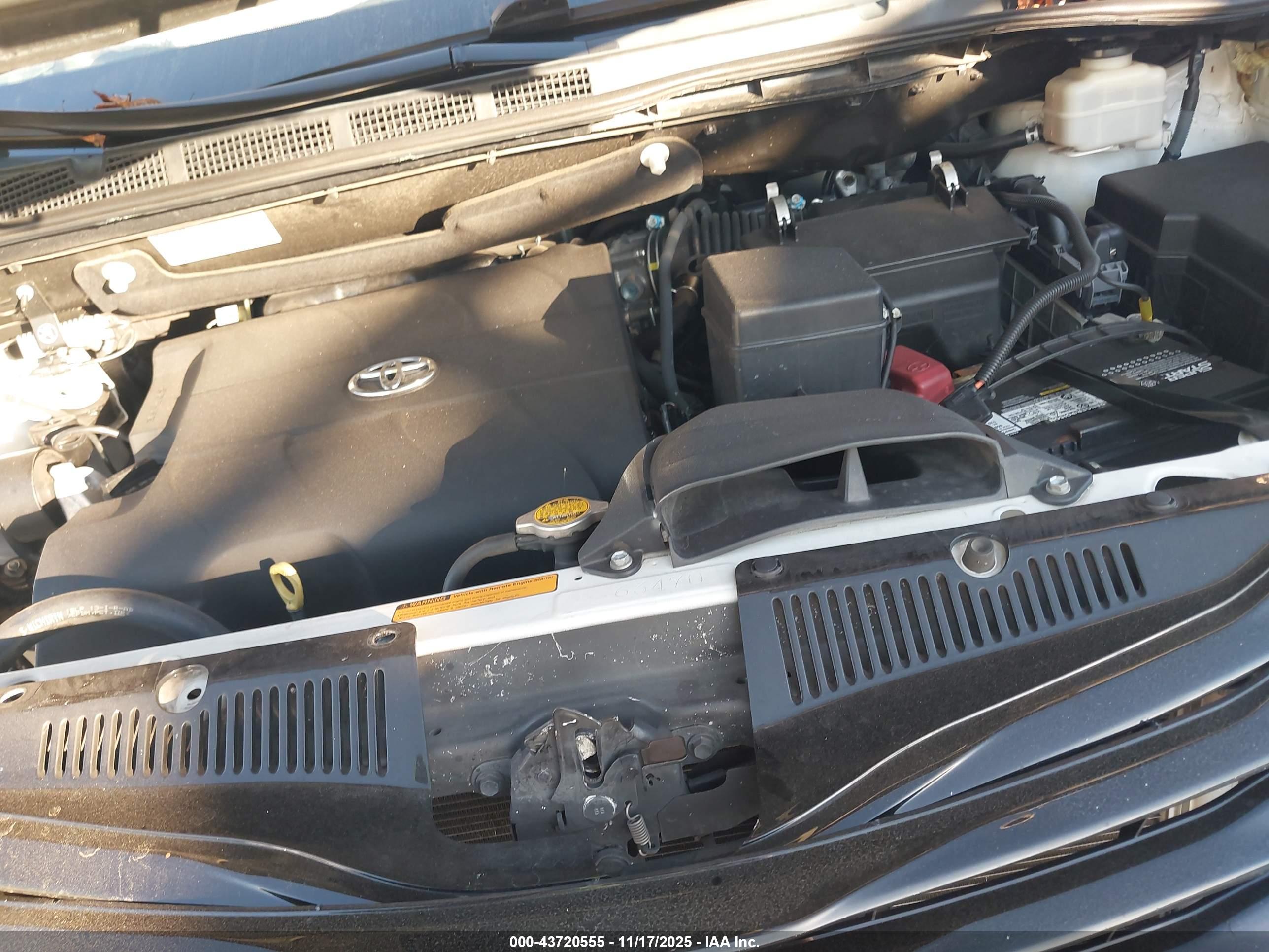 TOYOTA SIENNA image 10