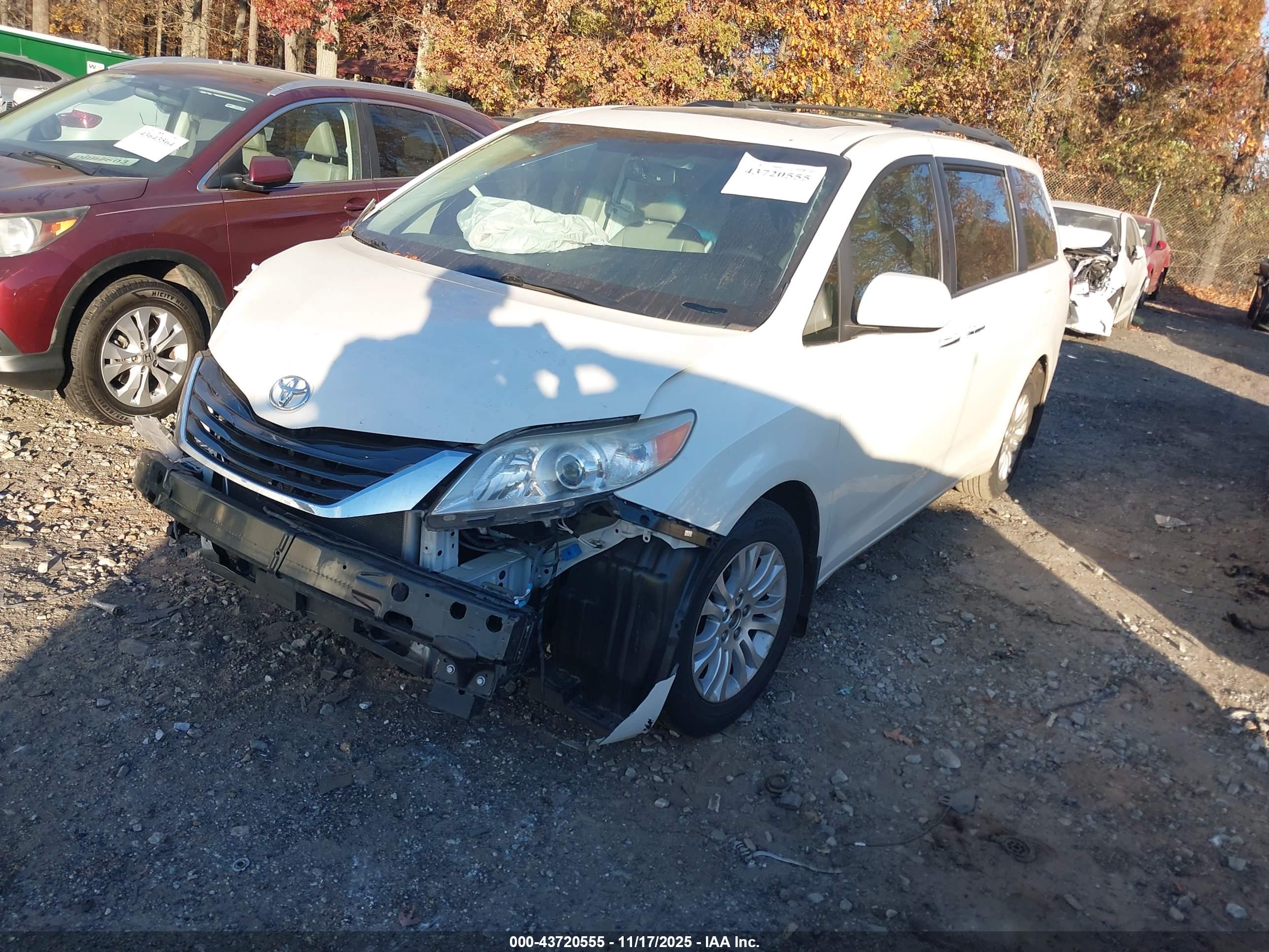 TOYOTA SIENNA image 2