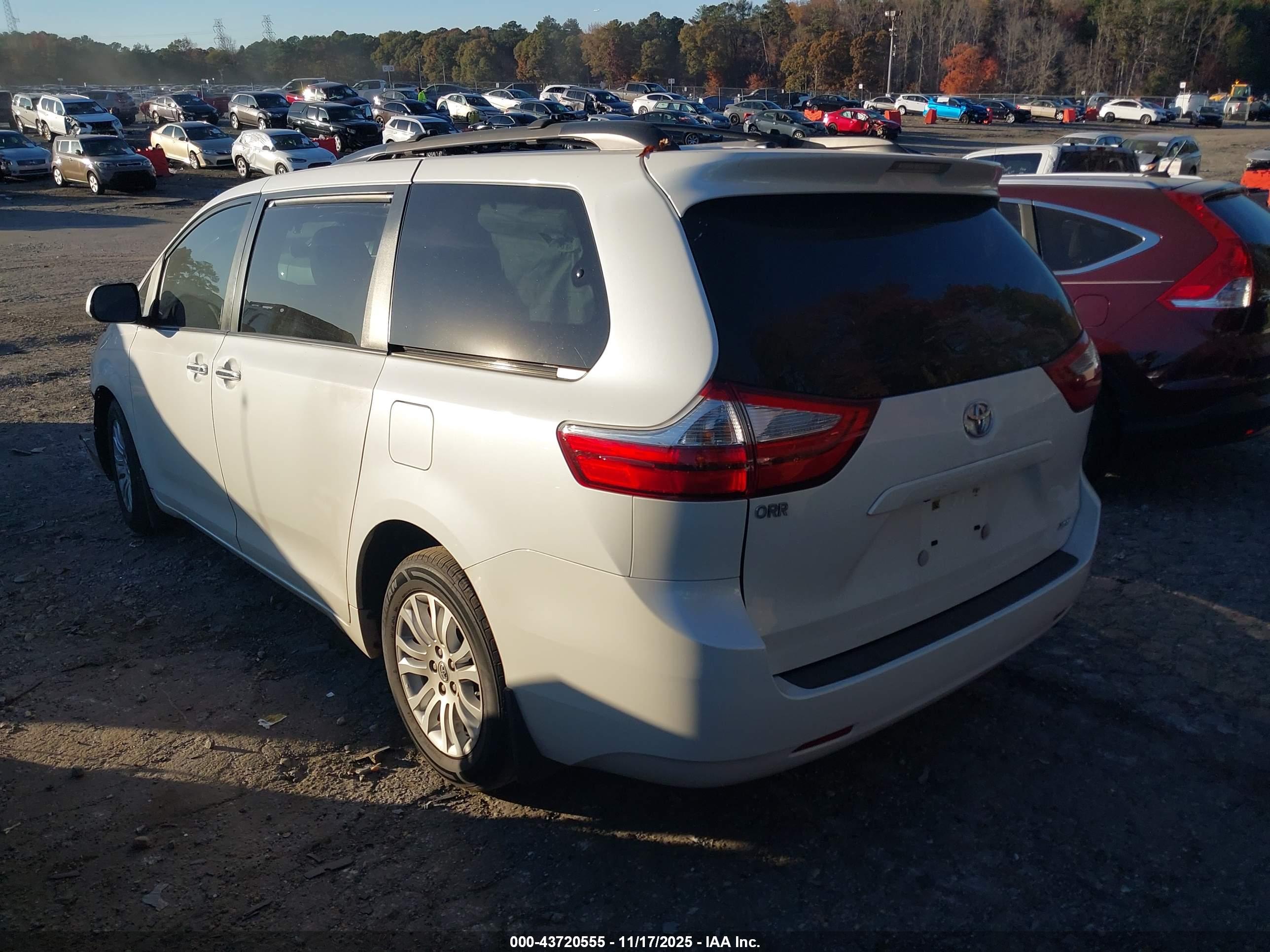 TOYOTA SIENNA image 3